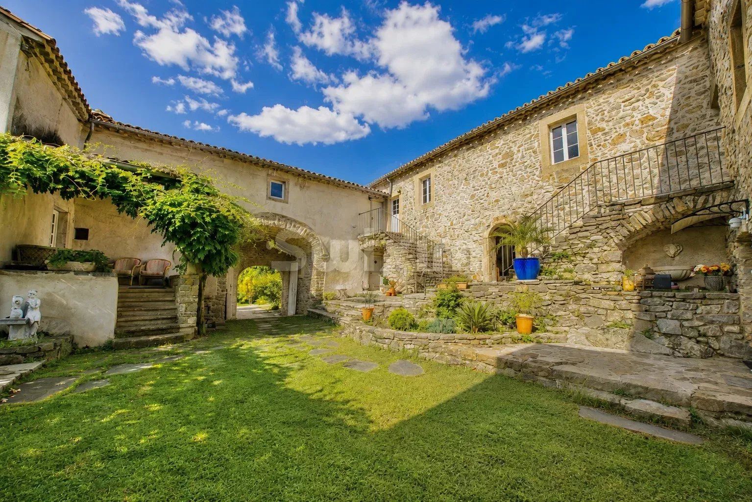 property 12 Rooms for sale on Alès (30100)