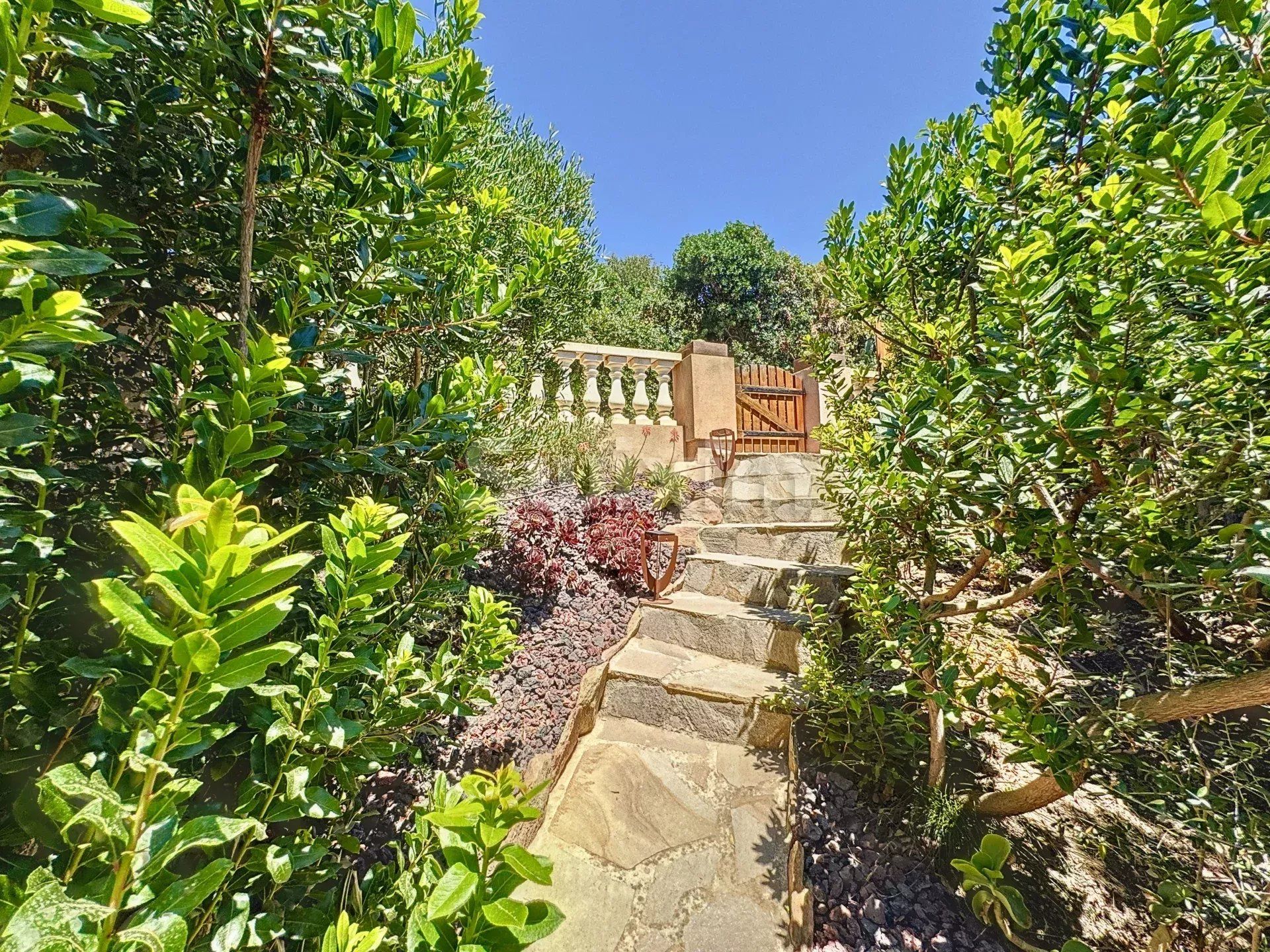 villa 23 Zimmer zum verkauf auf Hyères (83400)