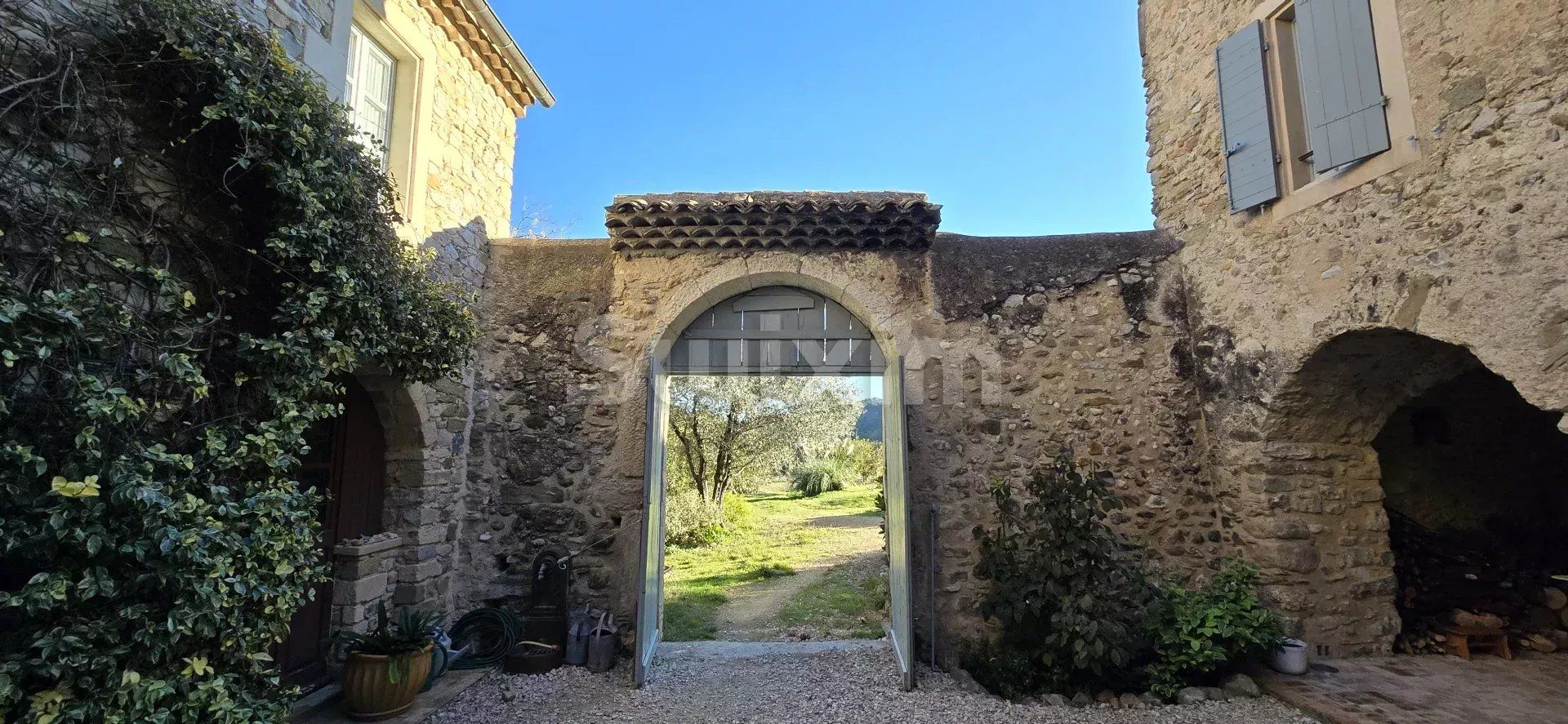 bastide 16 Camere in vendita su Nyons (26110)