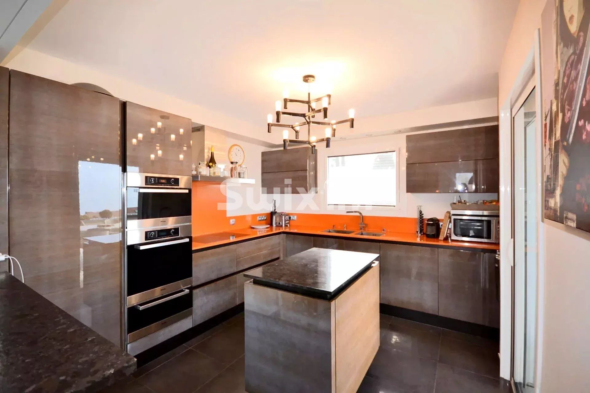 house 6 Rooms for sale on Annecy (74000)