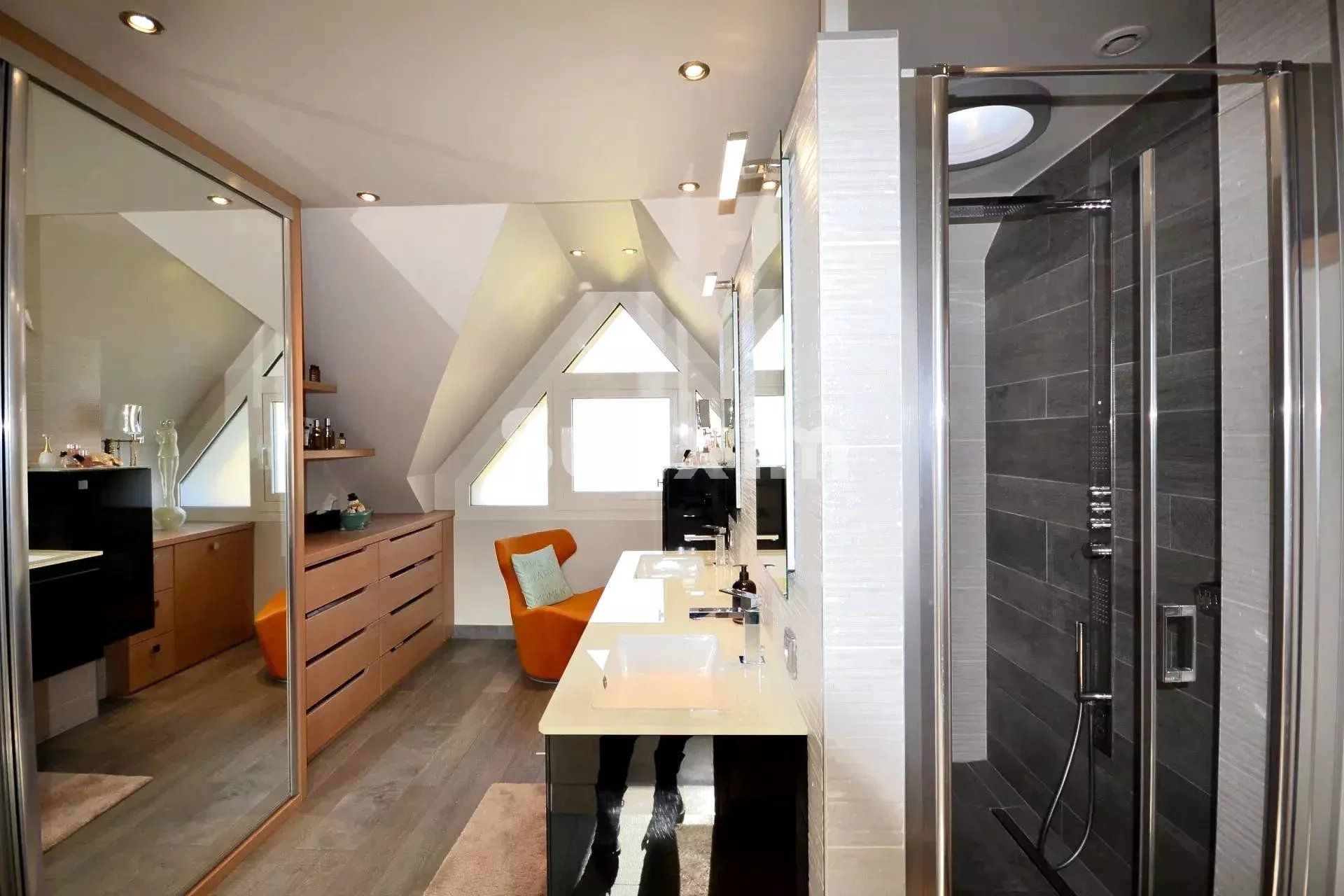 house 6 Rooms for sale on Annecy (74000)