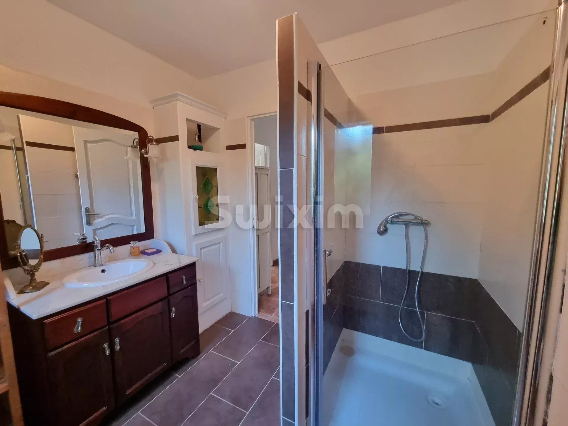 house 6 Rooms for sale on Les Arcs (83460)