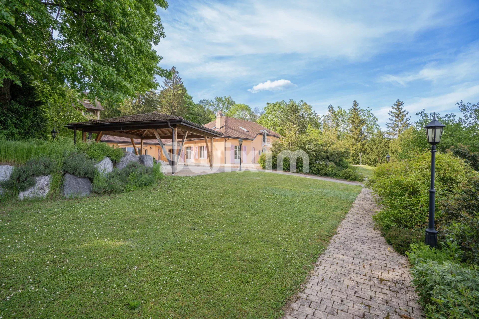 casa 20 Camere in vendita su Gex (01170)