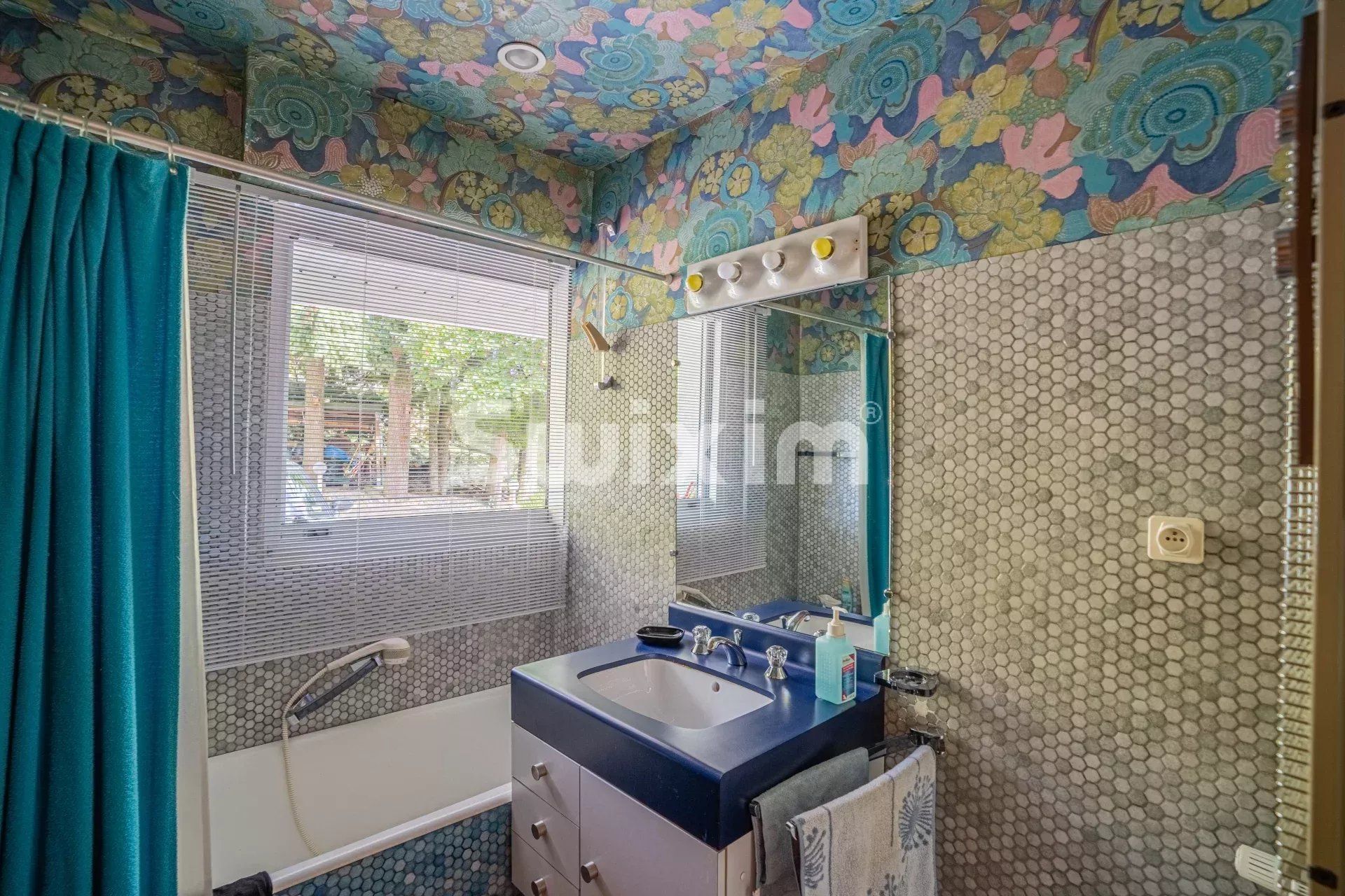 house 8 Rooms for sale on Divonne-les-Bains (01220)