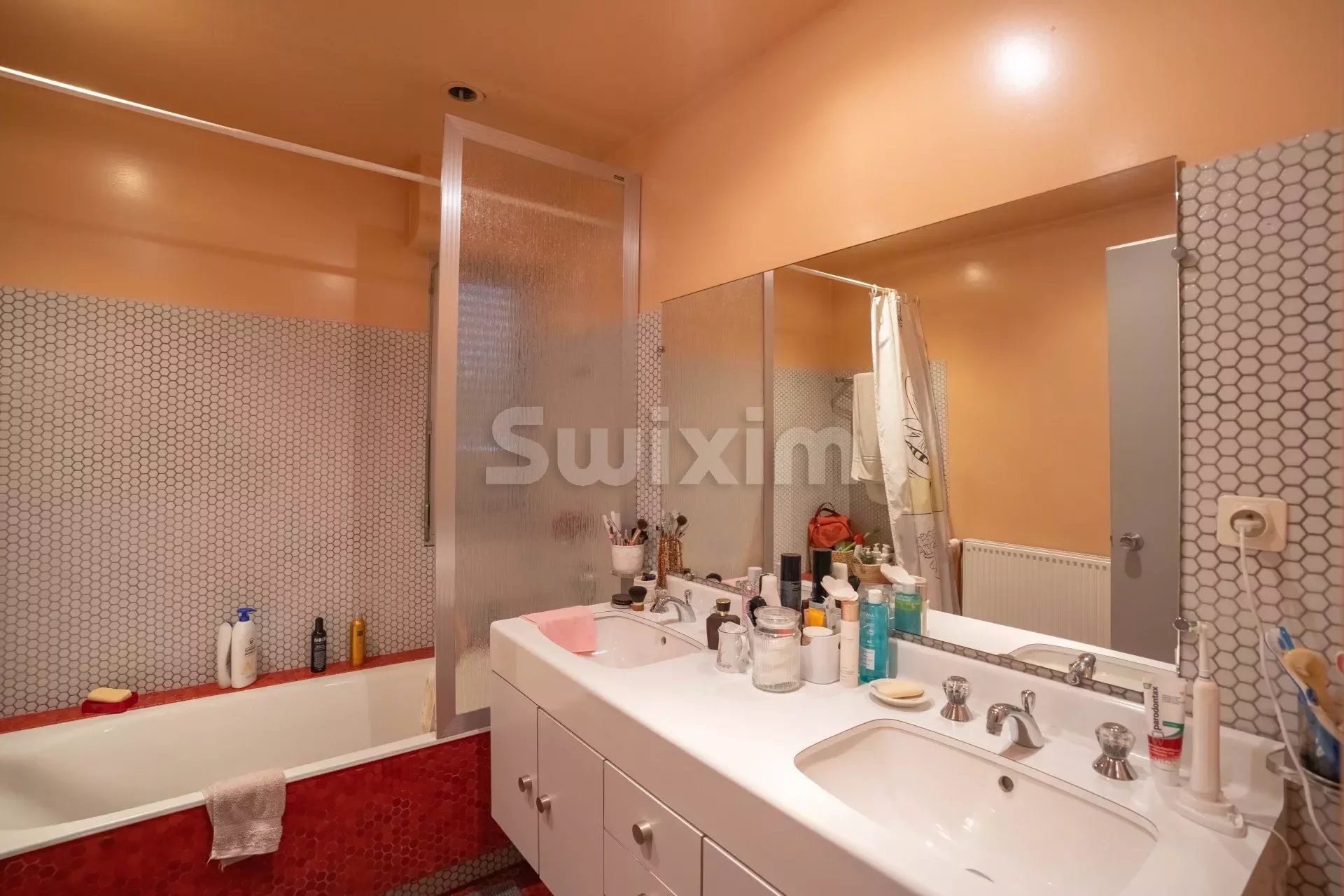 house 8 Rooms for sale on Divonne-les-Bains (01220)