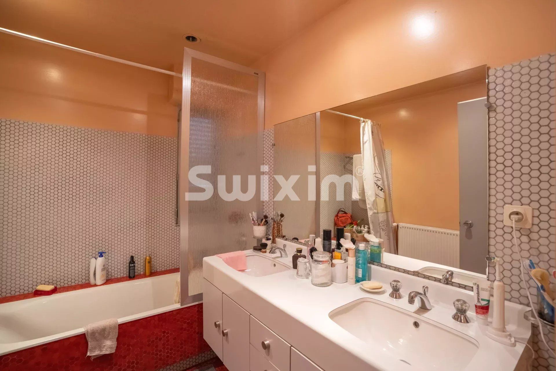 house 8 Rooms for sale on Divonne-les-Bains (01220)