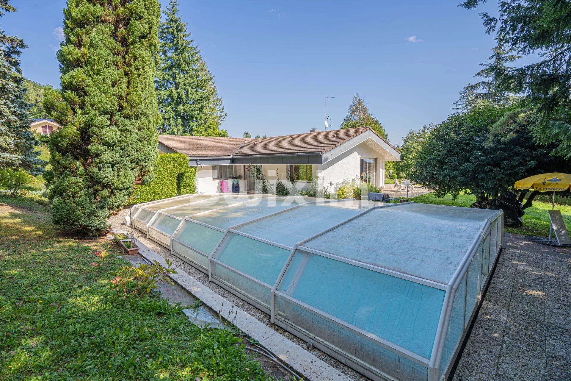 house 8 Rooms for sale on Divonne-les-Bains (01220)