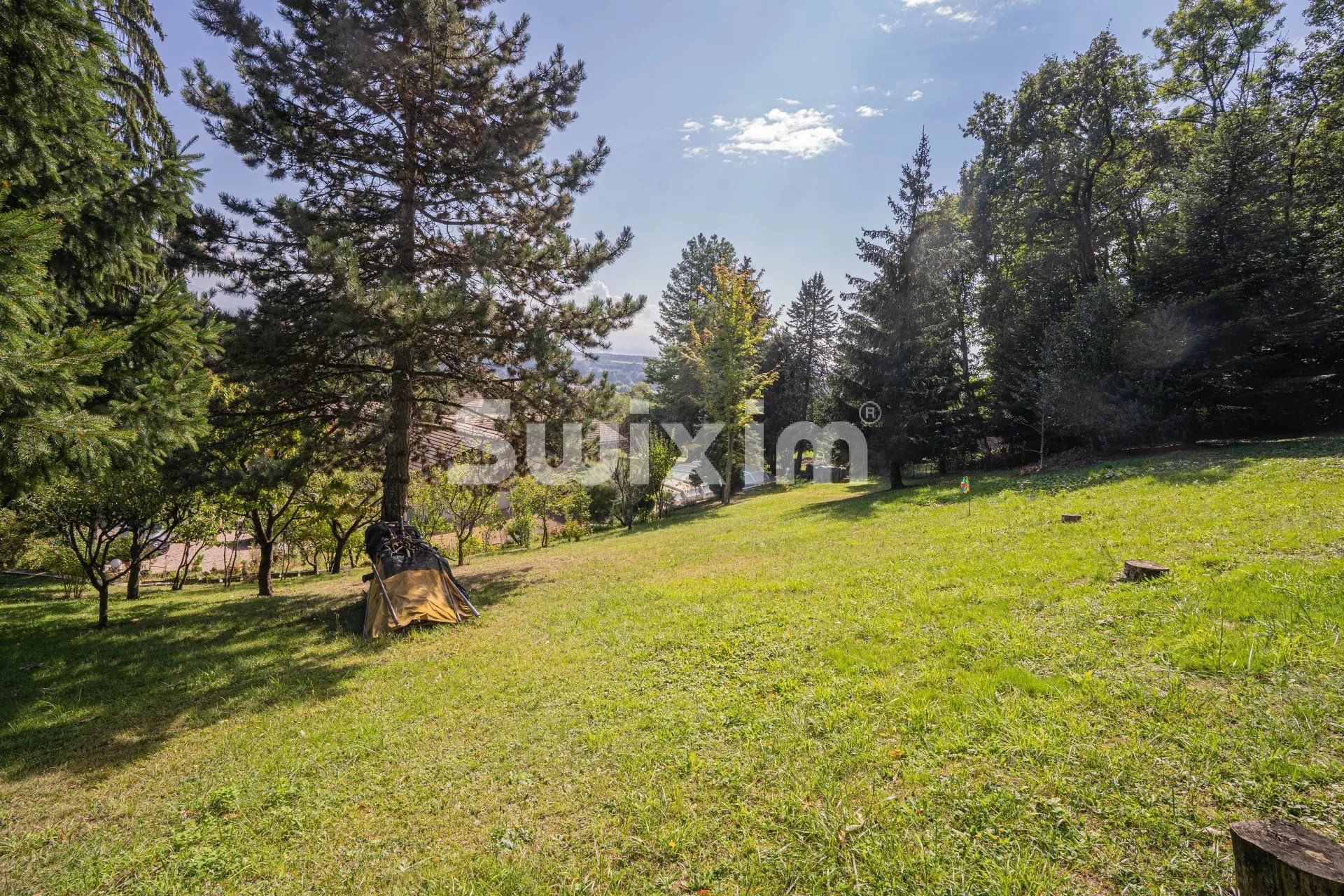 house 8 Rooms for sale on Divonne-les-Bains (01220)