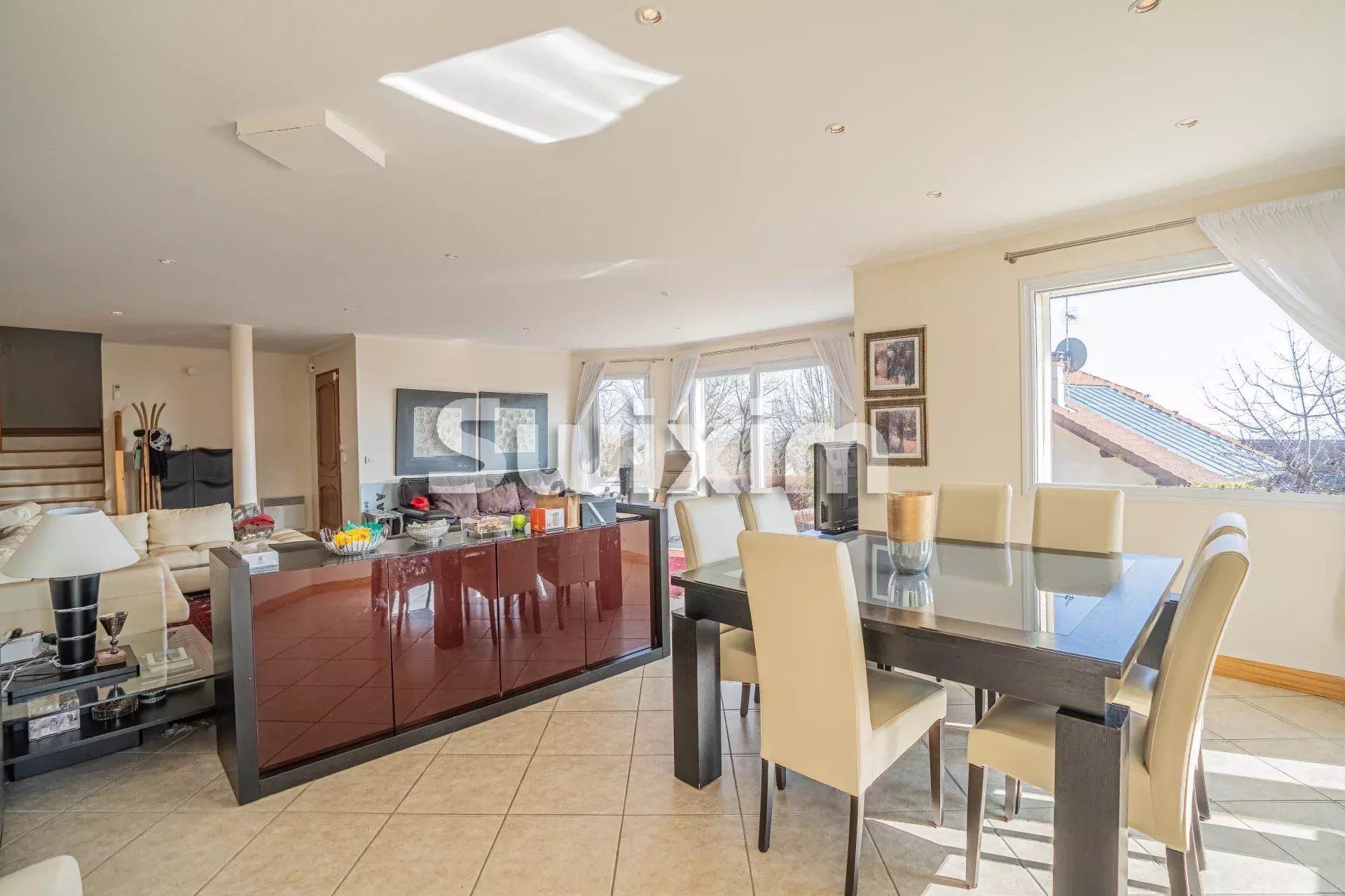 house 8 Rooms for sale on Crozet (01170)