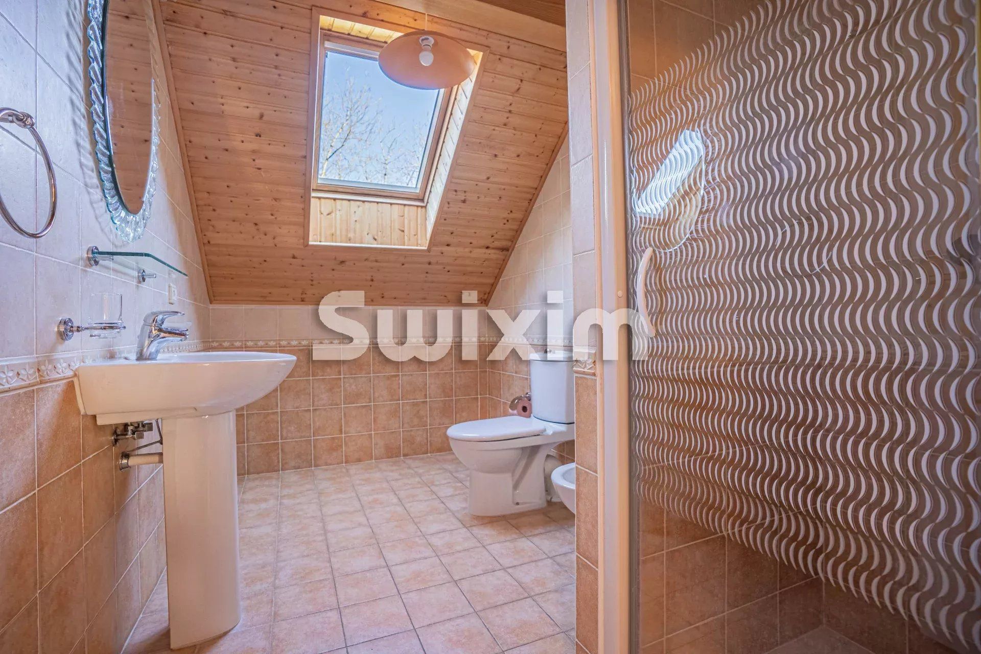 house 8 Rooms for sale on Crozet (01170)