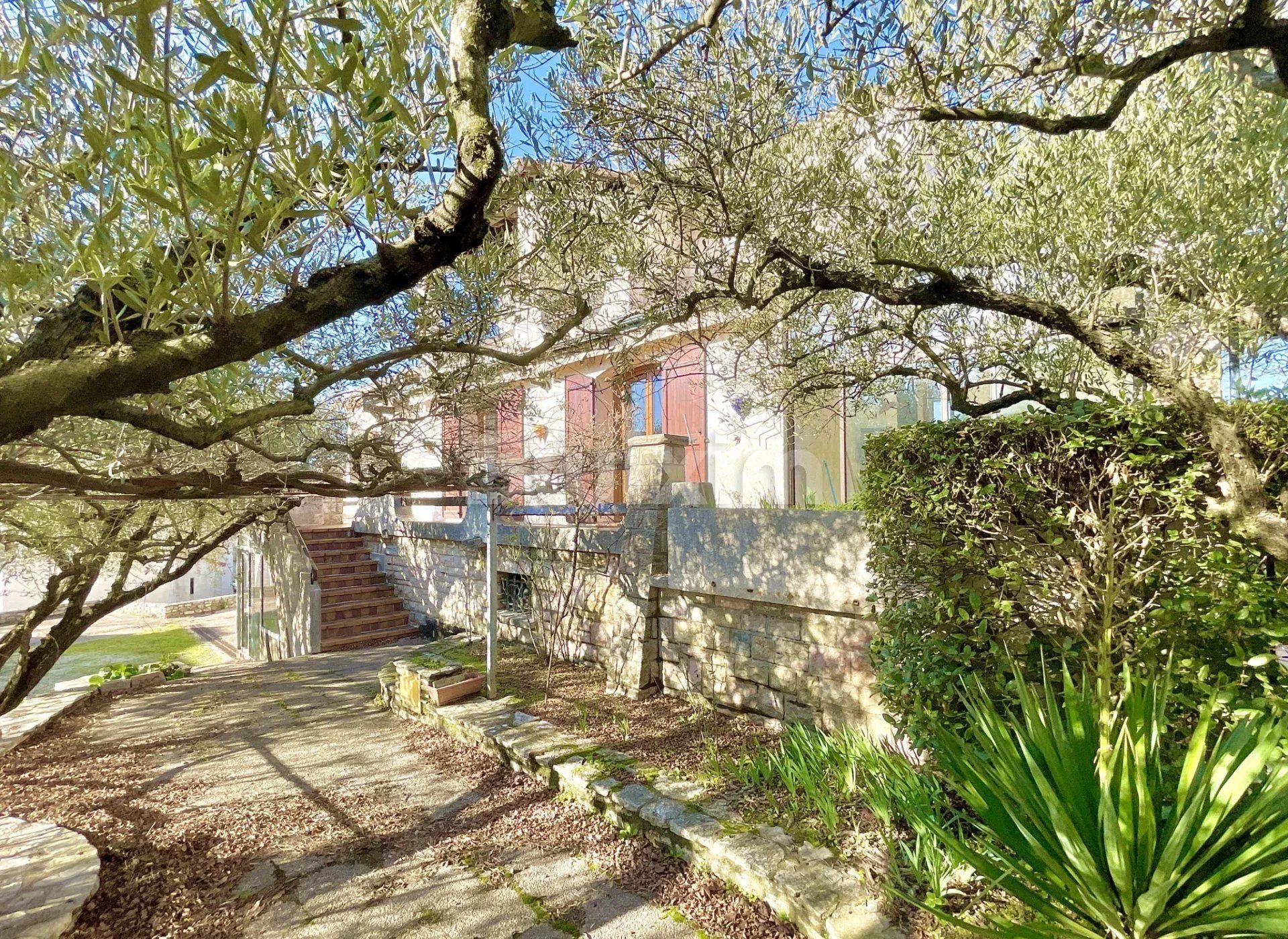 villa 6 Camere in vendita su Alès (30100)