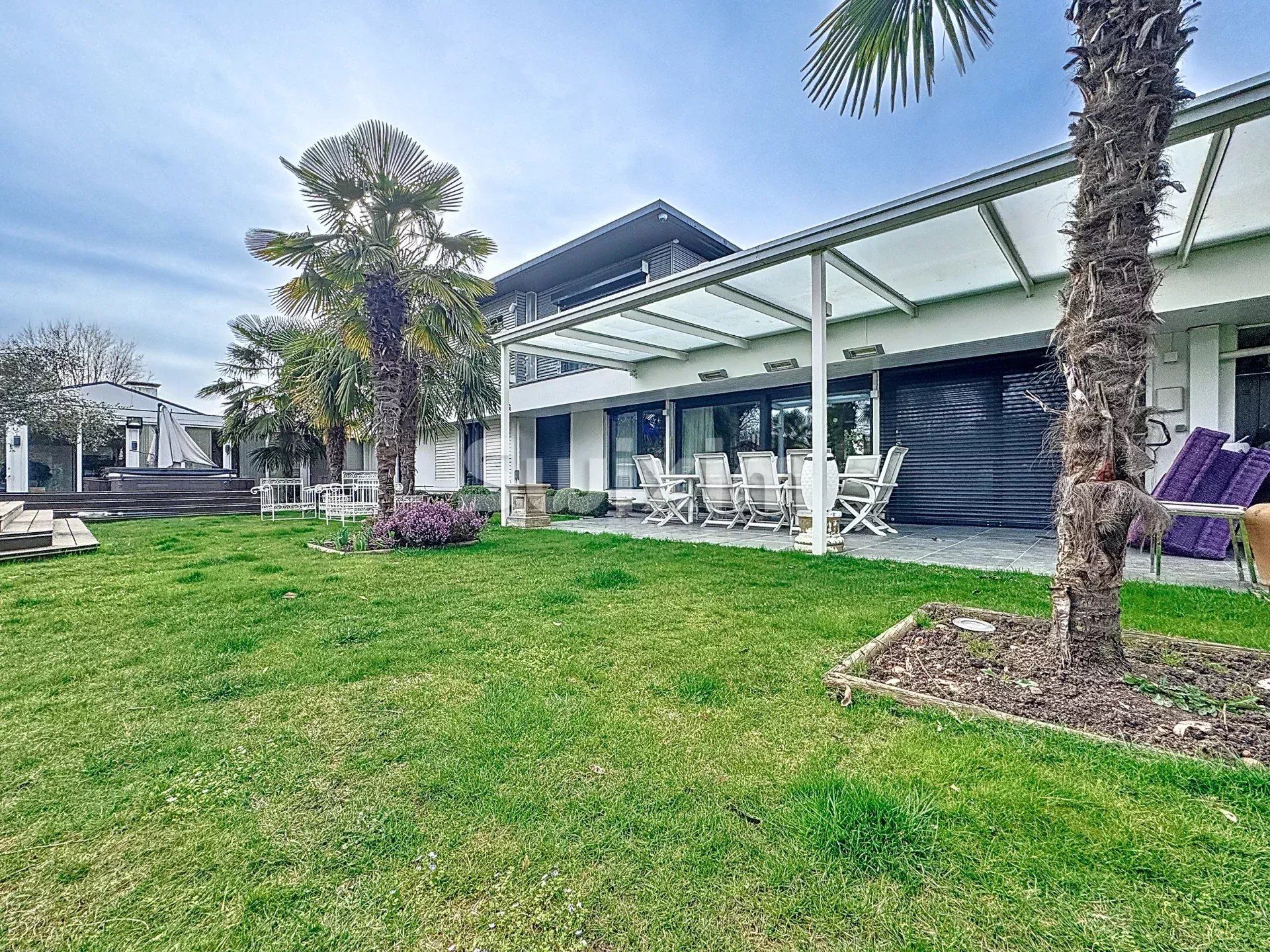 casa 8 Salas en venta en Thônex (1226)