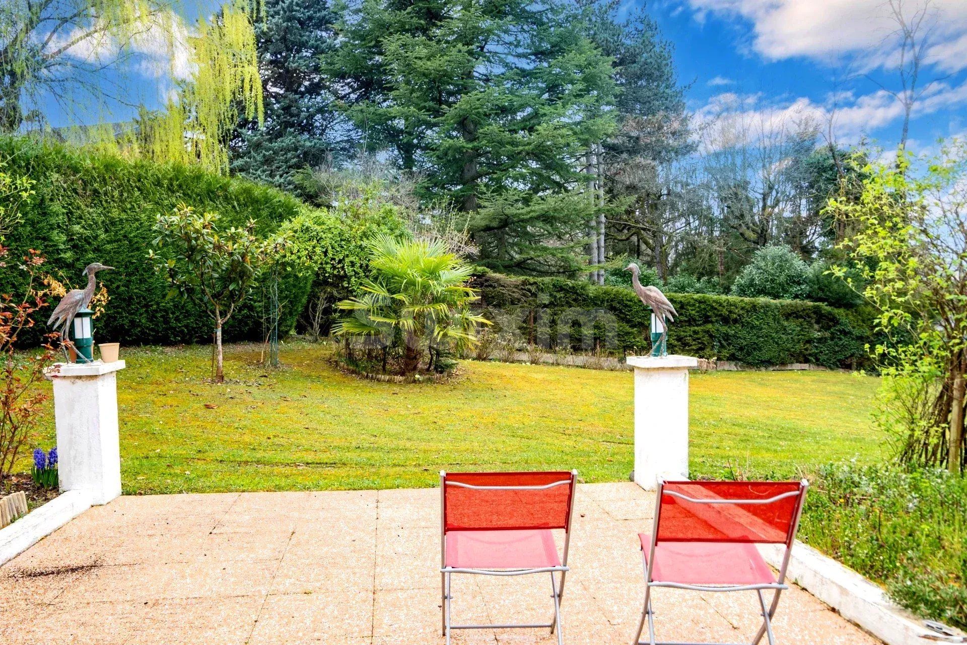 house 7 Rooms for sale on Sciez (74140)