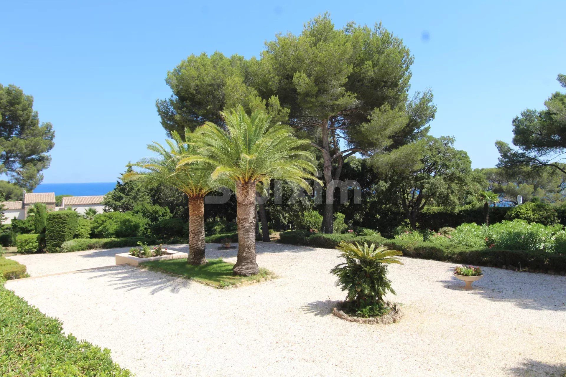 apartment 4 Rooms for sale on Saint-Raphaël (83700)