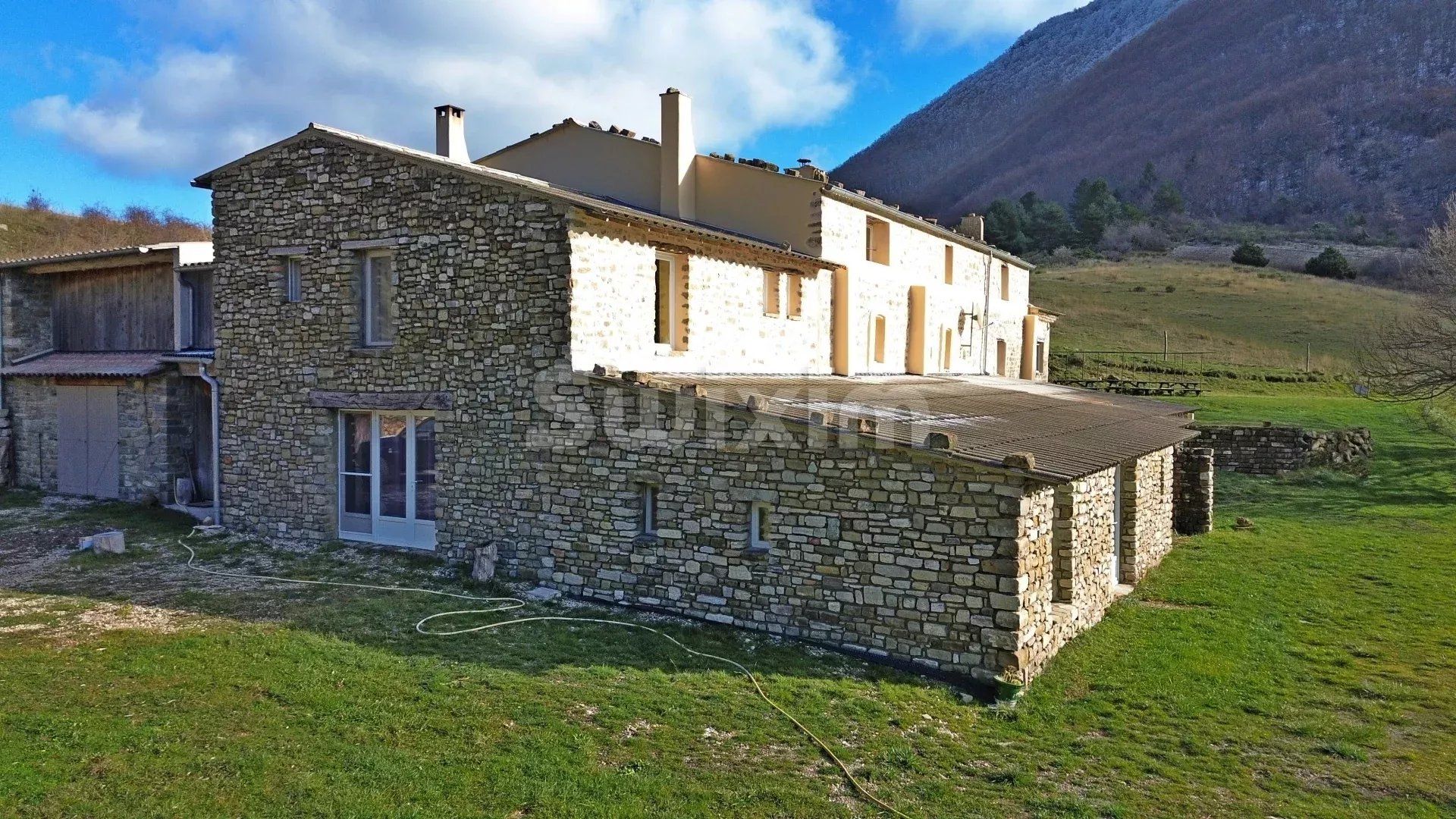 propriété 11 Pièces en vente sur Vesc (26220)