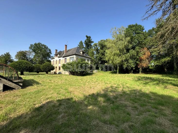 house 10 Rooms for sale on Avallon (89200) Sale House Avallon 10 Rooms 258.63 m²