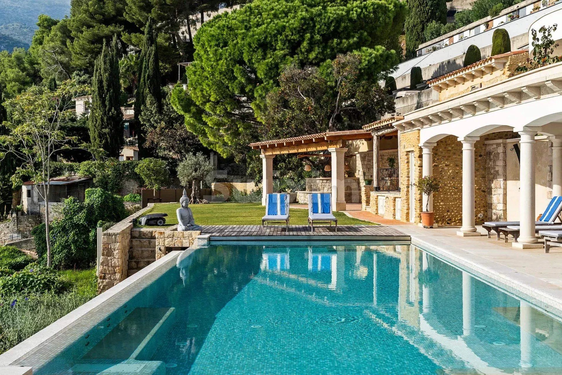 villa 10 Rooms for sale on Roquebrune-Cap-Martin (06190)