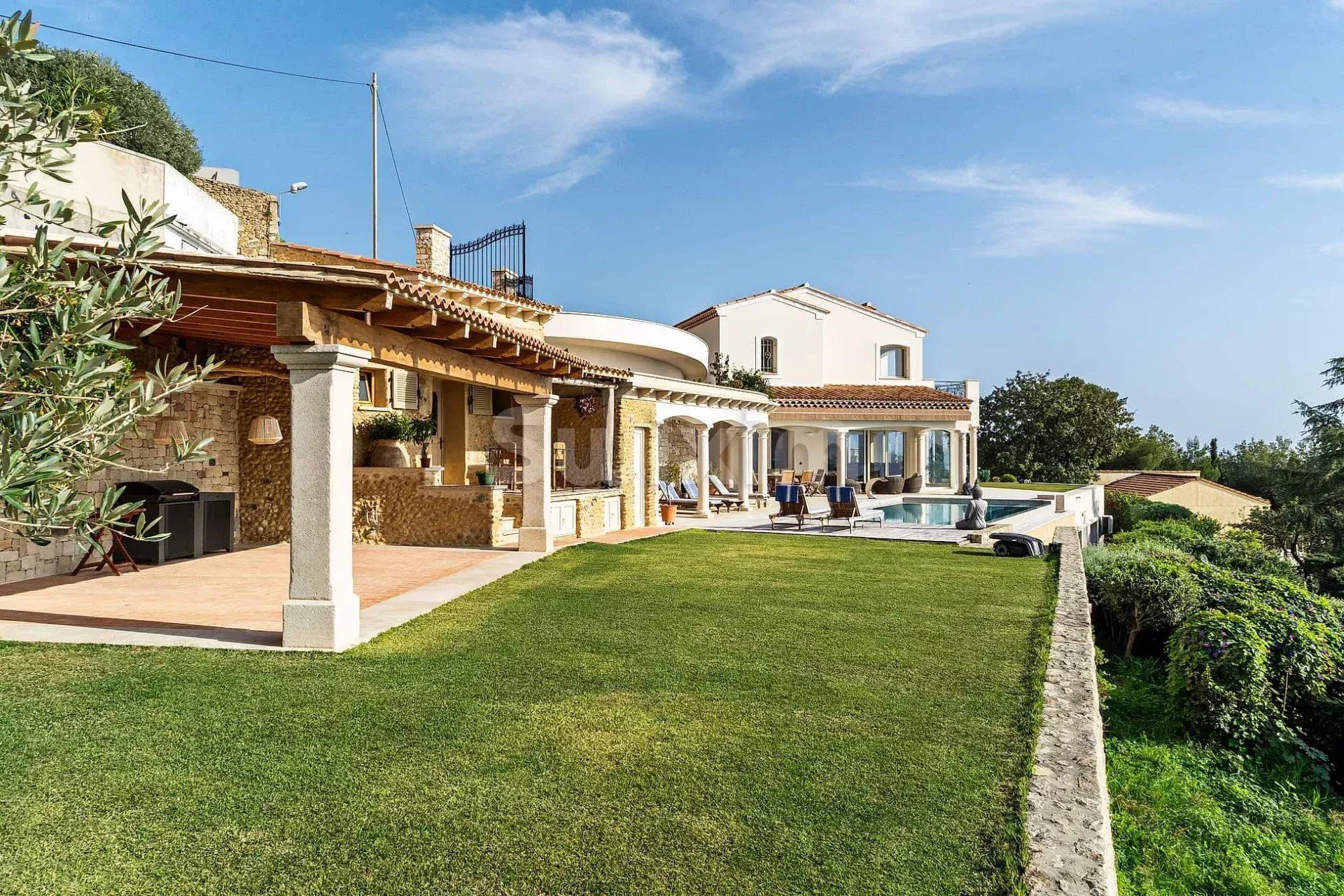 villa 10 Rooms for sale on Roquebrune-Cap-Martin (06190)