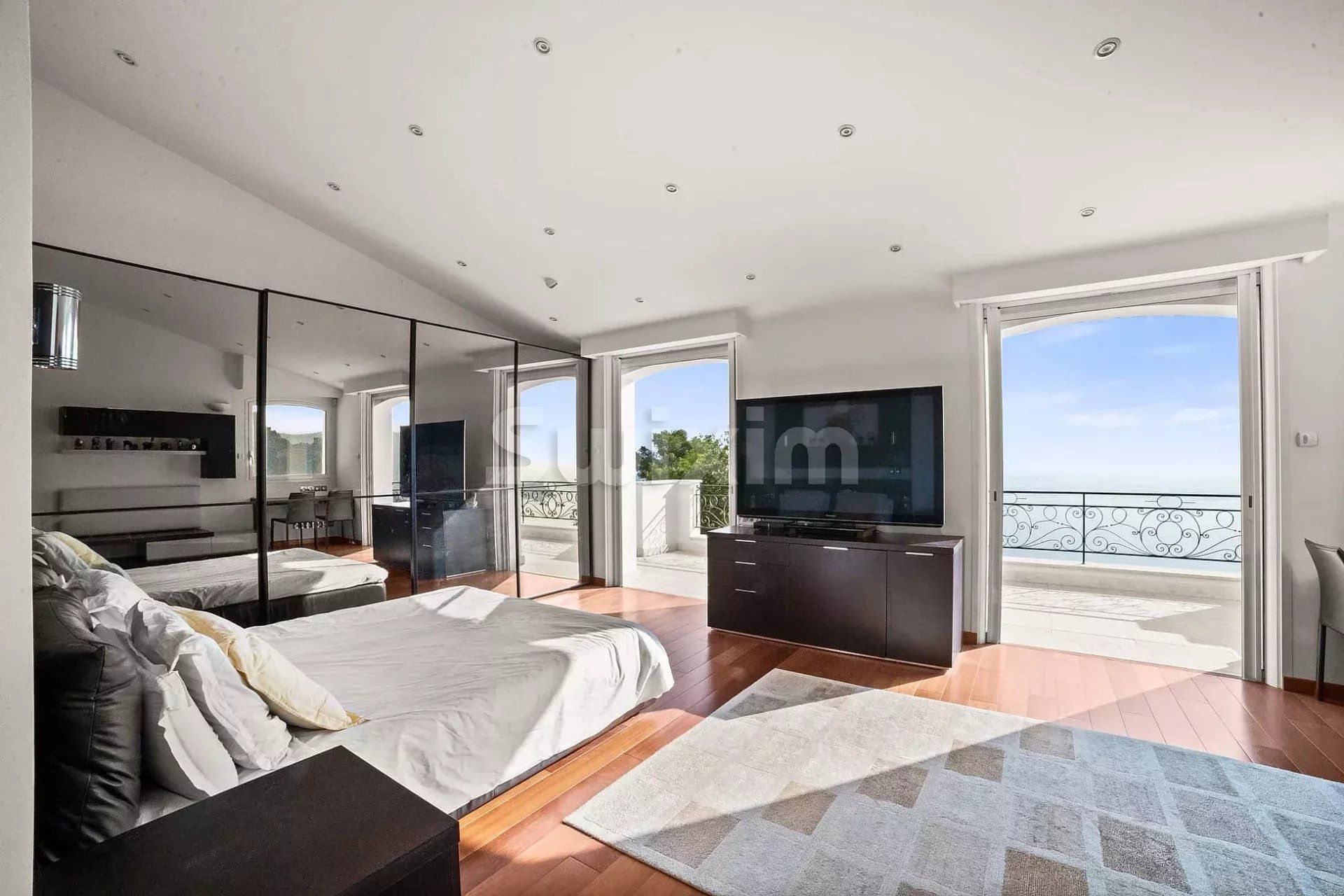 villa 10 Rooms for sale on Roquebrune-Cap-Martin (06190)