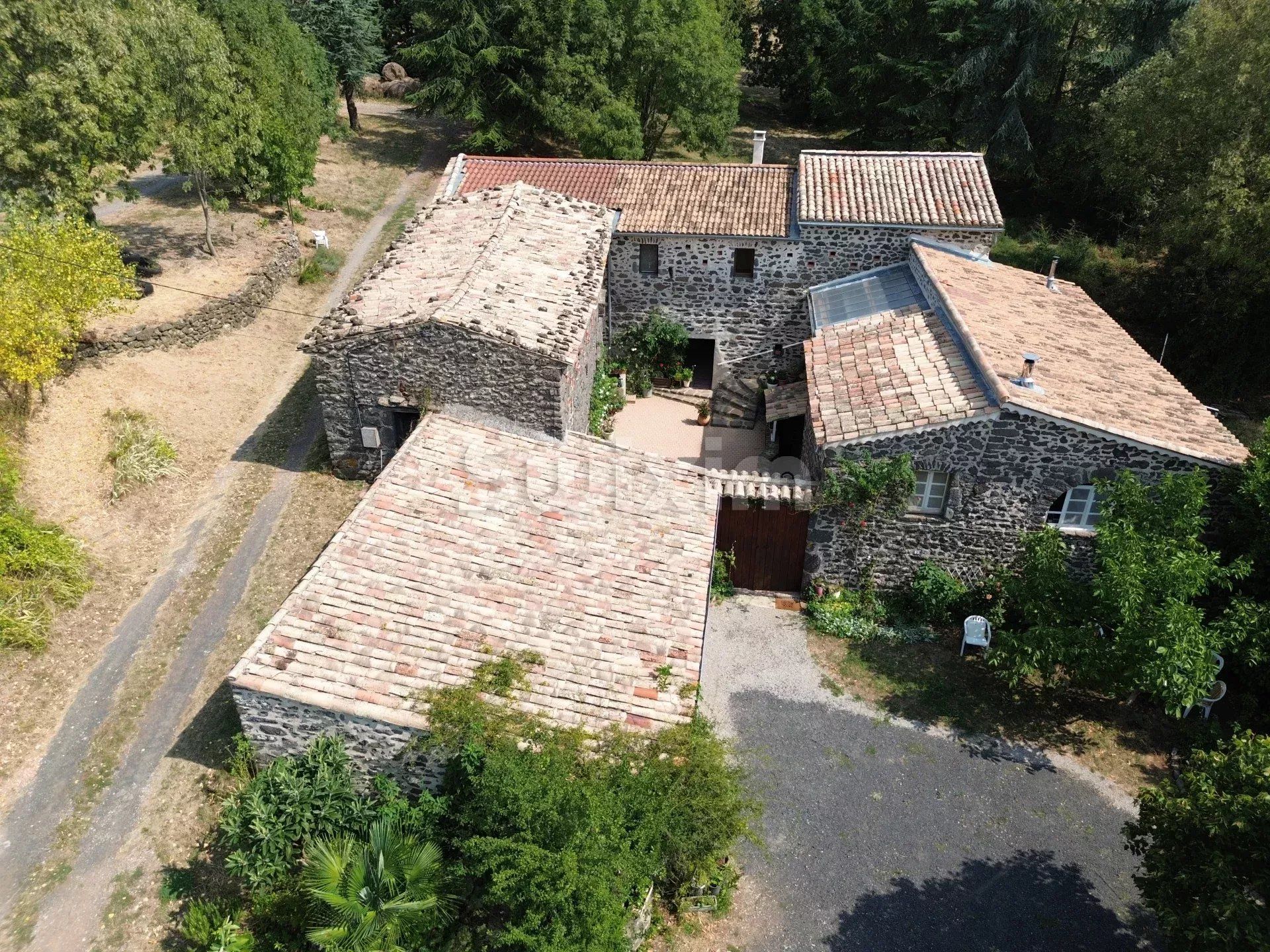 fattoria 10 Camere in vendita su Villeneuve-de-Berg (07170)