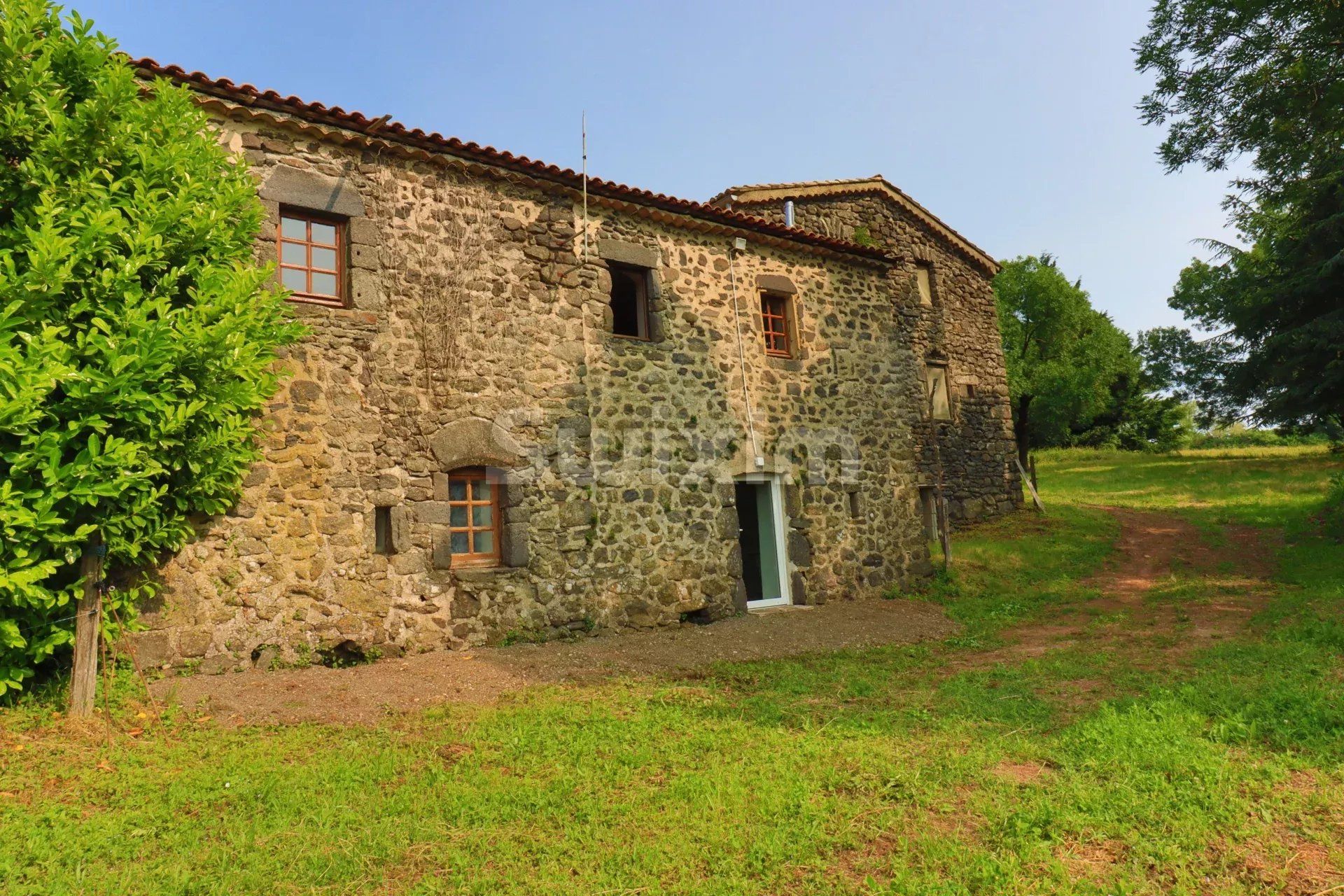 fattoria 10 Camere in vendita su Villeneuve-de-Berg (07170)