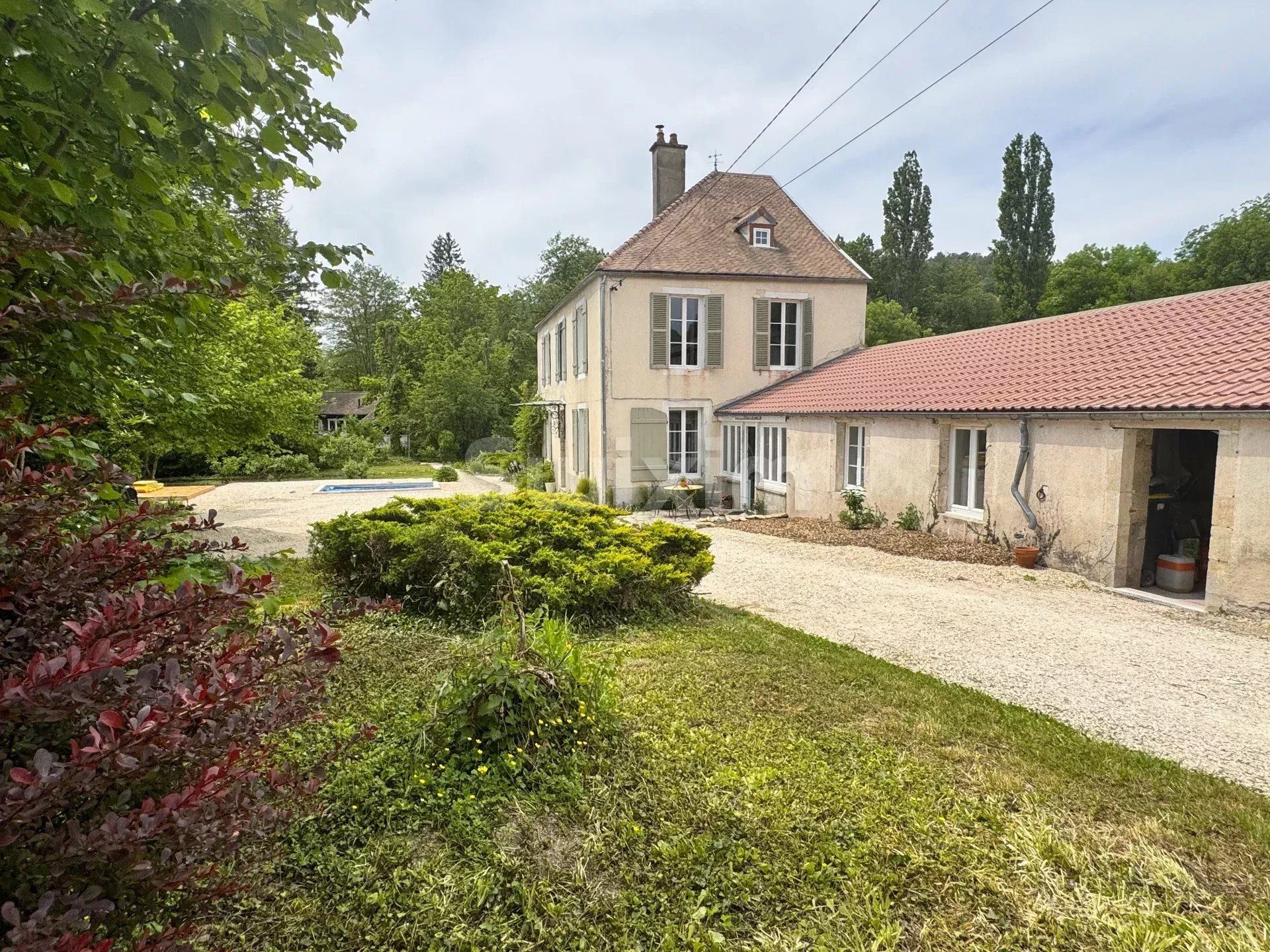 house 7 Rooms for sale on Montbard (21500)