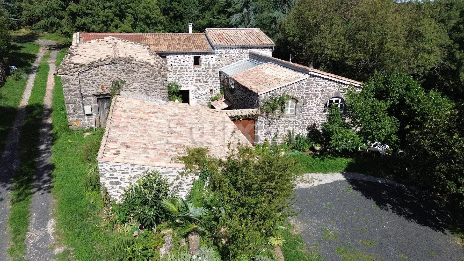 fattoria 10 Camere in vendita su Saint-Gineys-en-Coiron (07580)