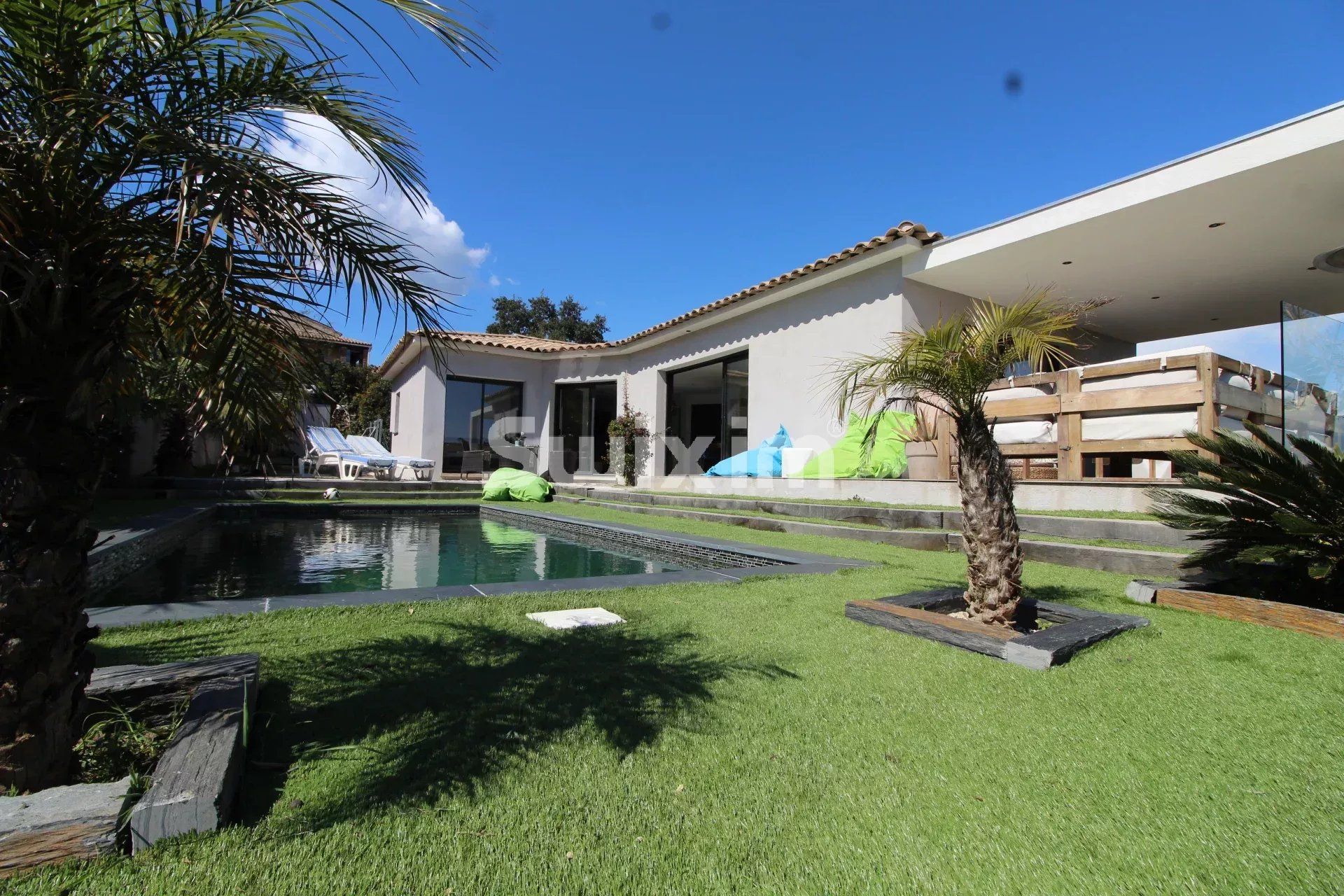 villa 6 Rooms for sale on Fréjus (83600)