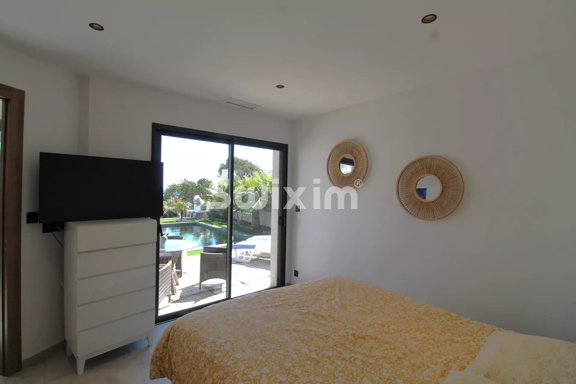villa 6 Rooms for sale on Fréjus (83600)