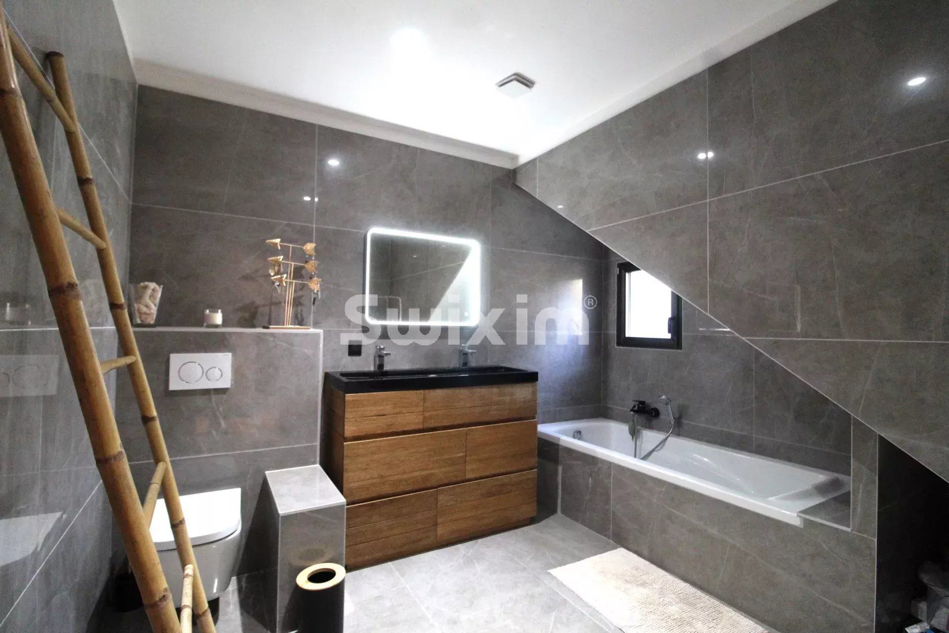 villa 6 Rooms for sale on Fréjus (83600)