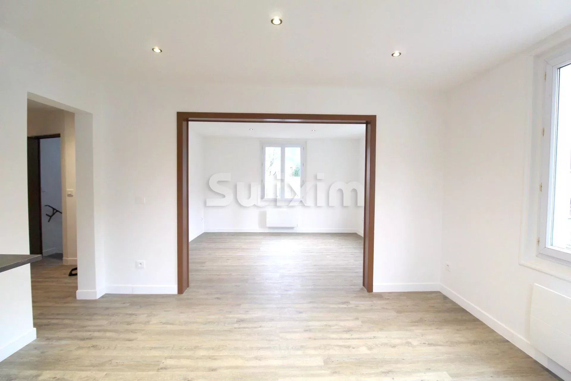 house 8 Rooms for sale on Cluses (74300)