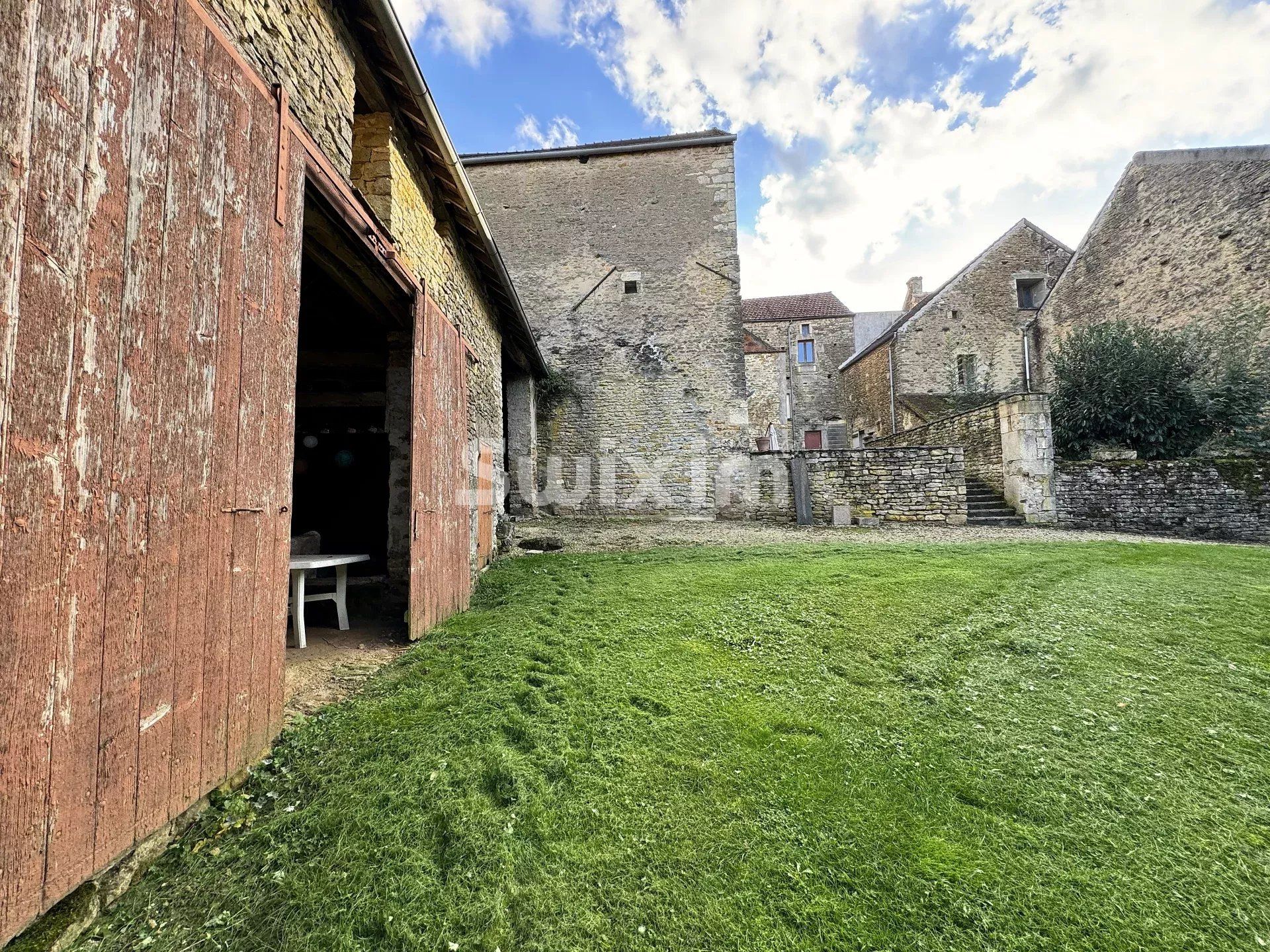 house 6 Rooms for sale on Lucy-le-Bois (89200)