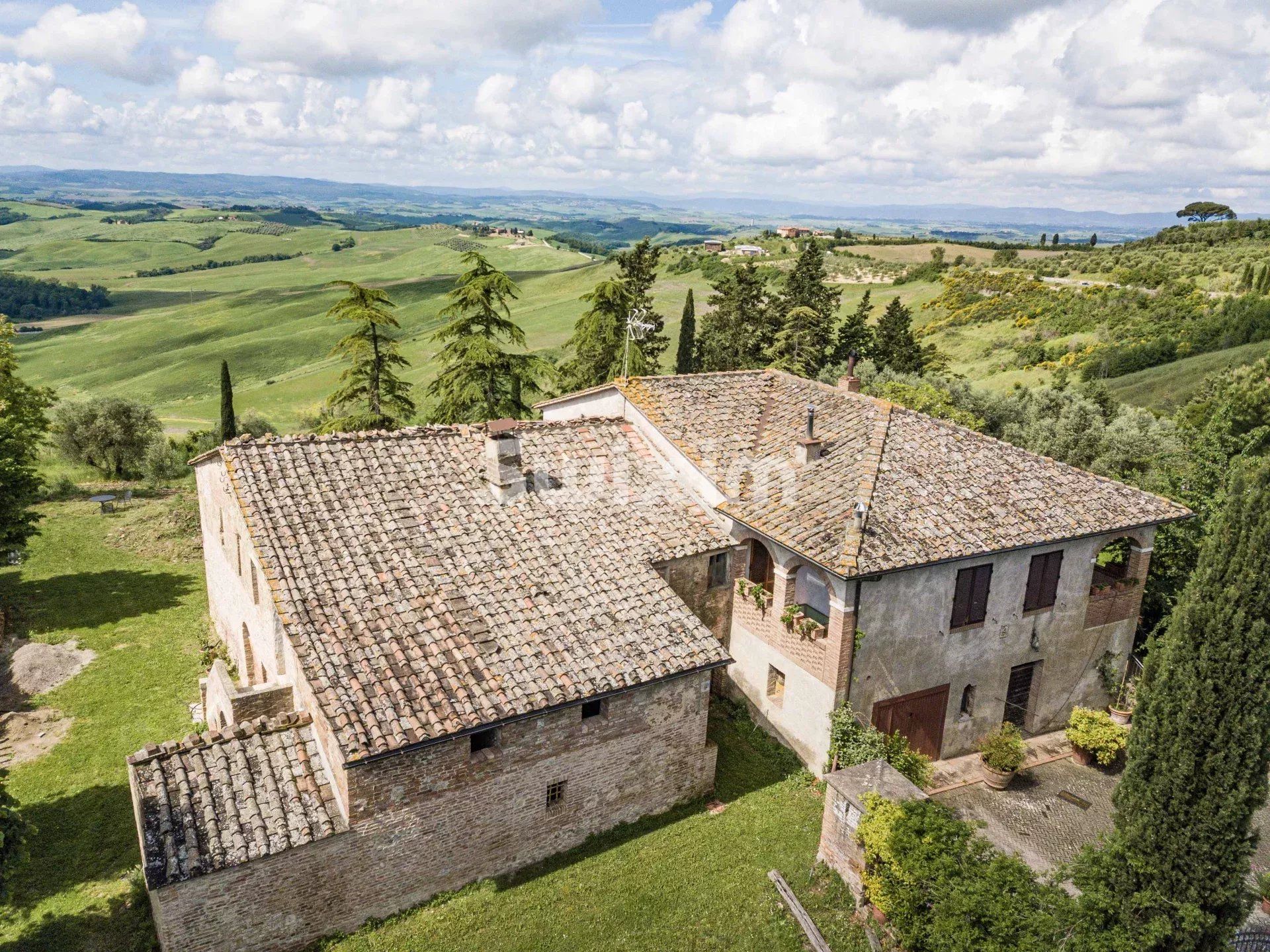 house 7 Rooms for sale on Castelnuovo Berardenga (53019)