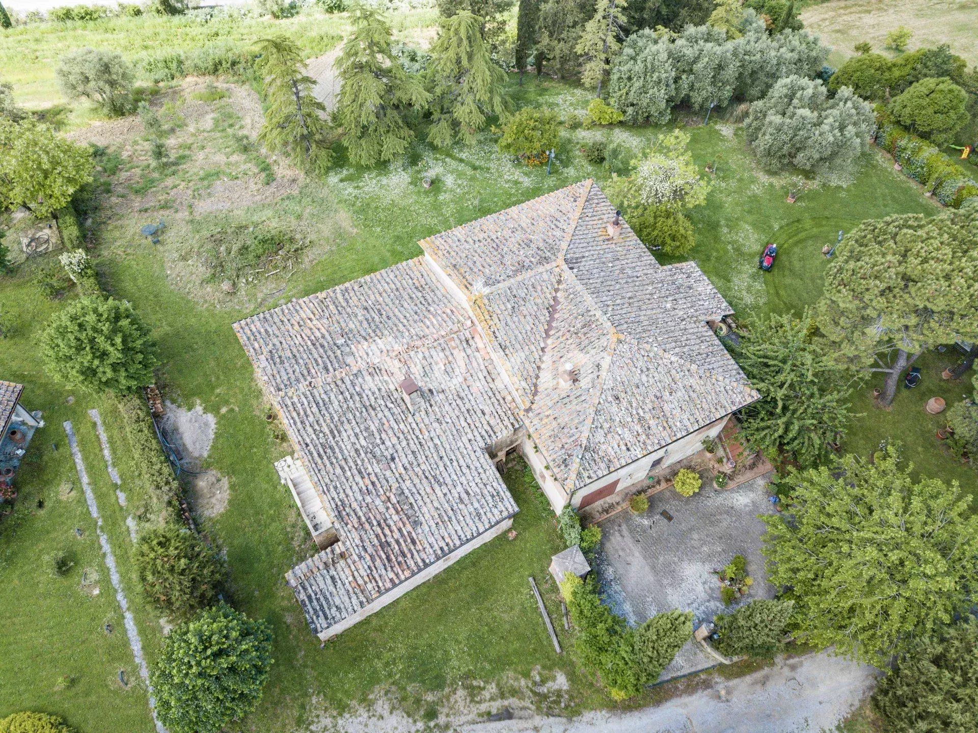 house 7 Rooms for sale on Castelnuovo Berardenga (53019)