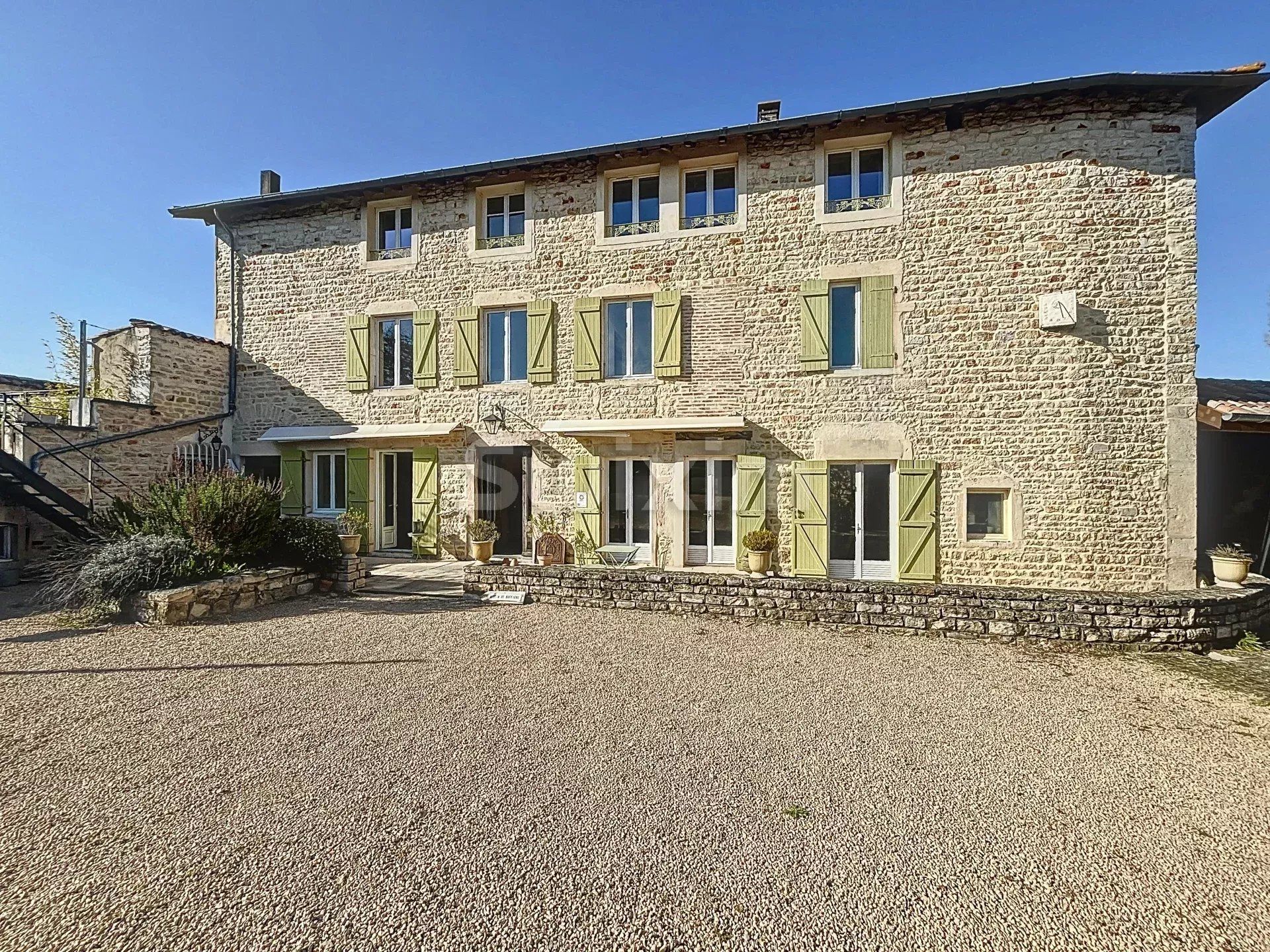 house 12 Rooms for sale on Montbellet (71260)