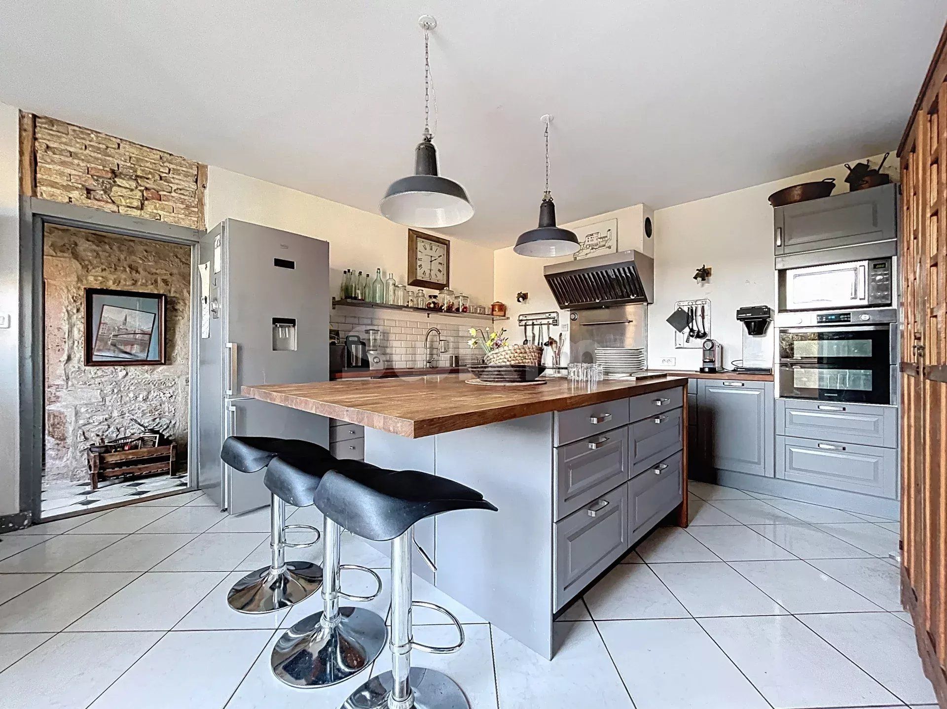 house 12 Rooms for sale on Montbellet (71260)