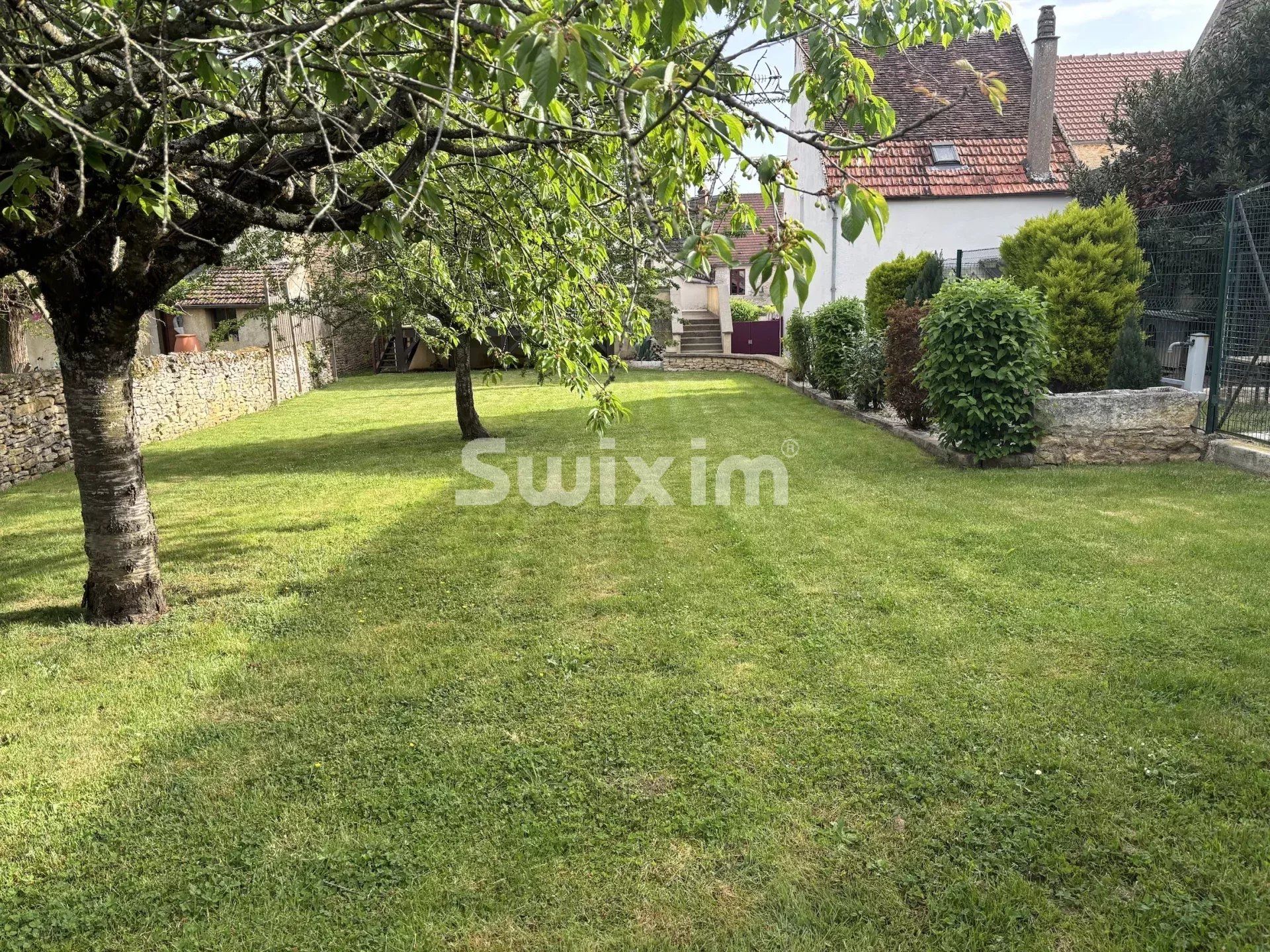 house 6 Rooms for sale on Montillot (89660)