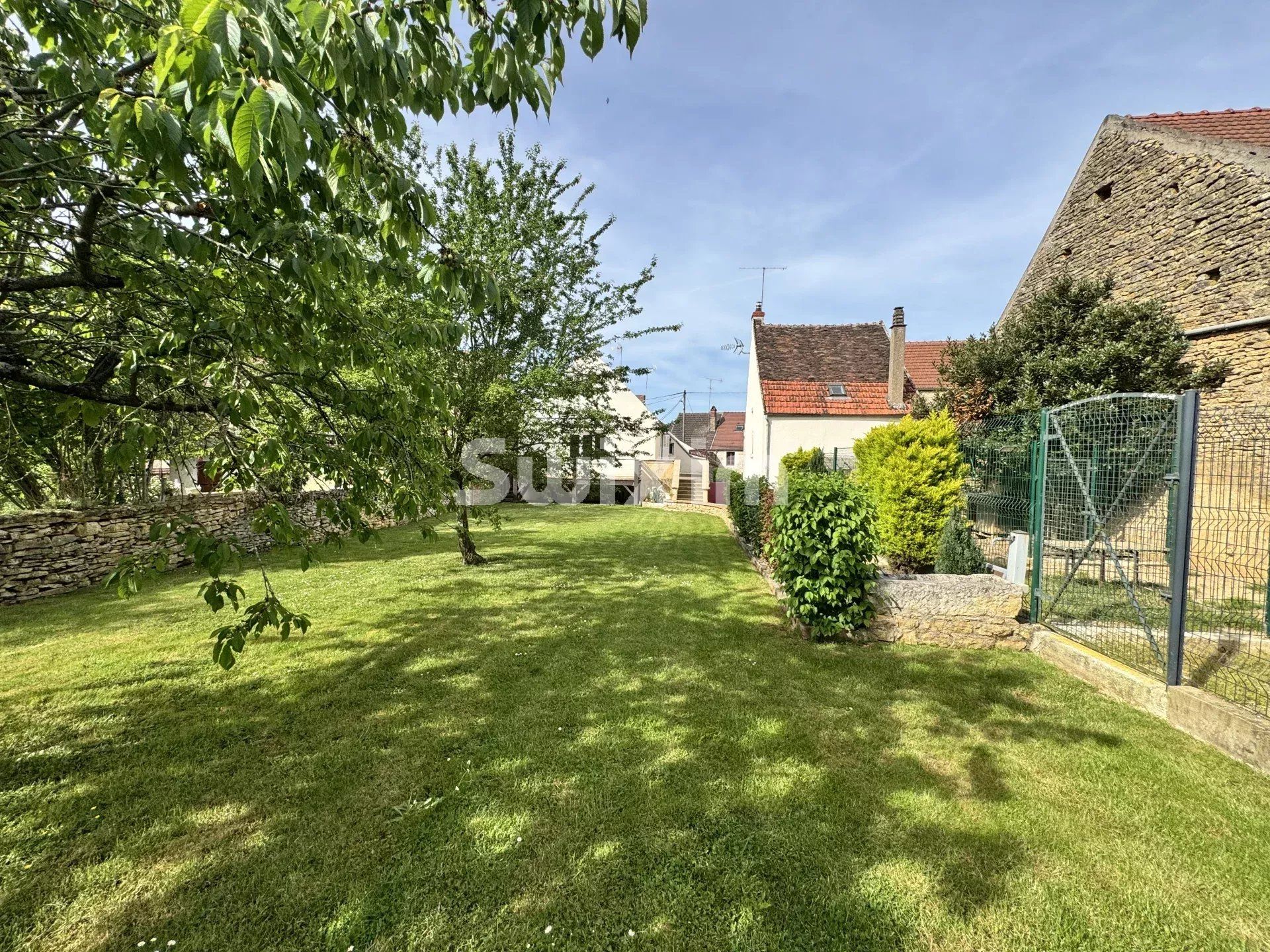 house 6 Rooms for sale on Montillot (89660)