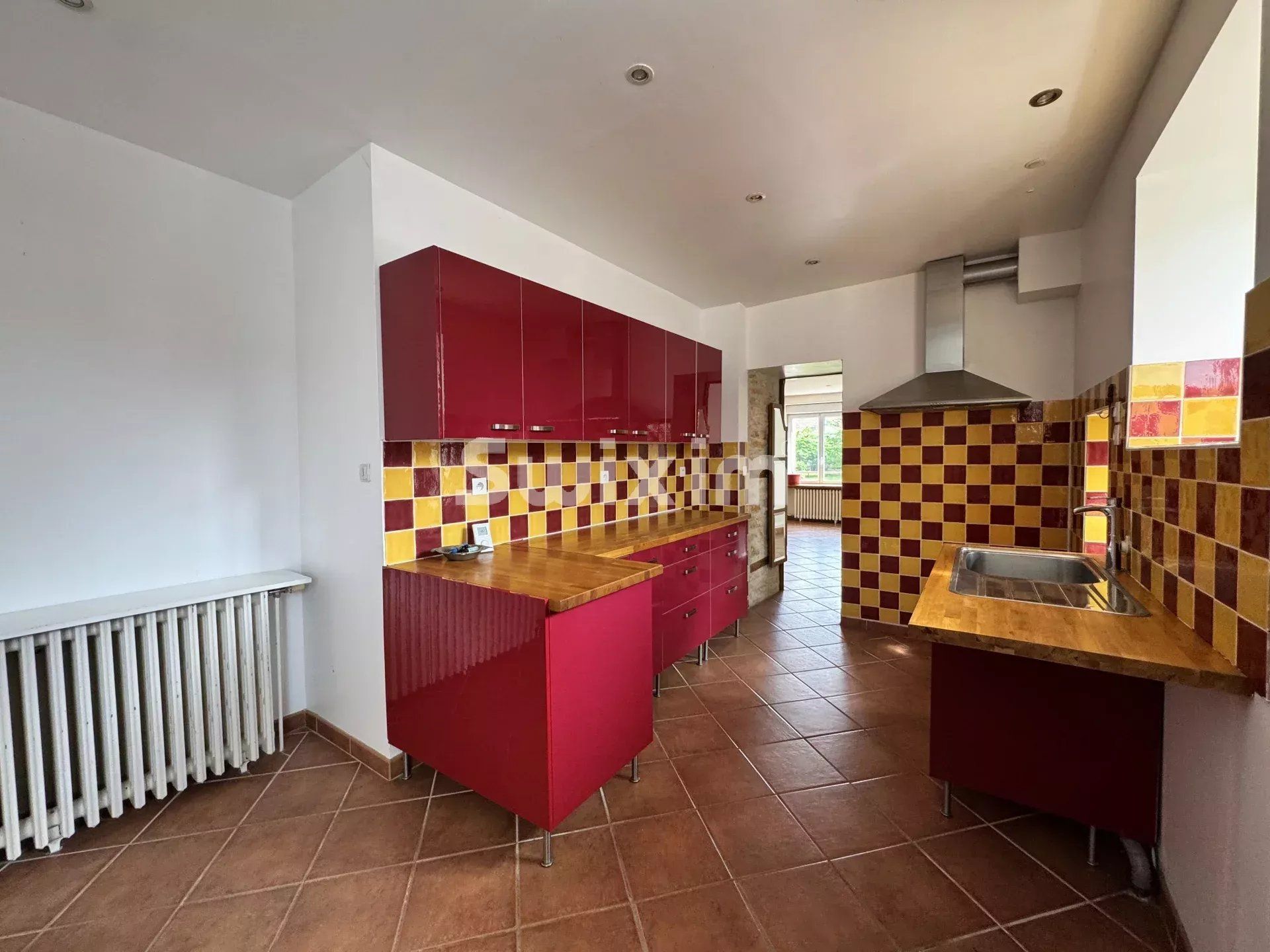 house 6 Rooms for sale on Montillot (89660)