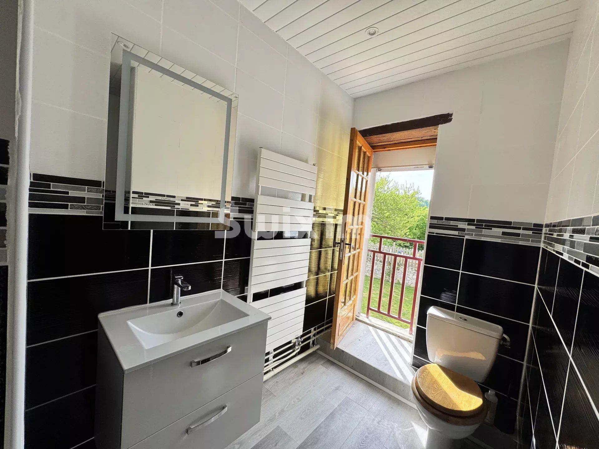 house 6 Rooms for sale on Montillot (89660)