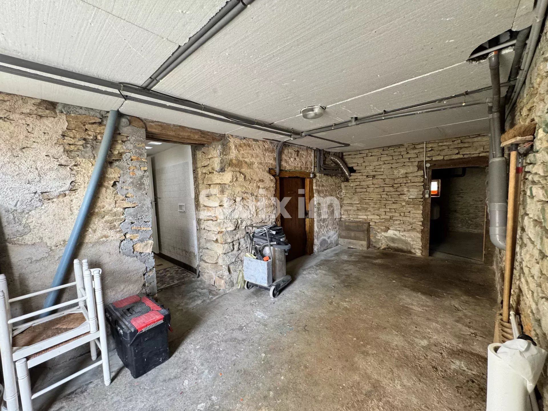 house 6 Rooms for sale on Montillot (89660)