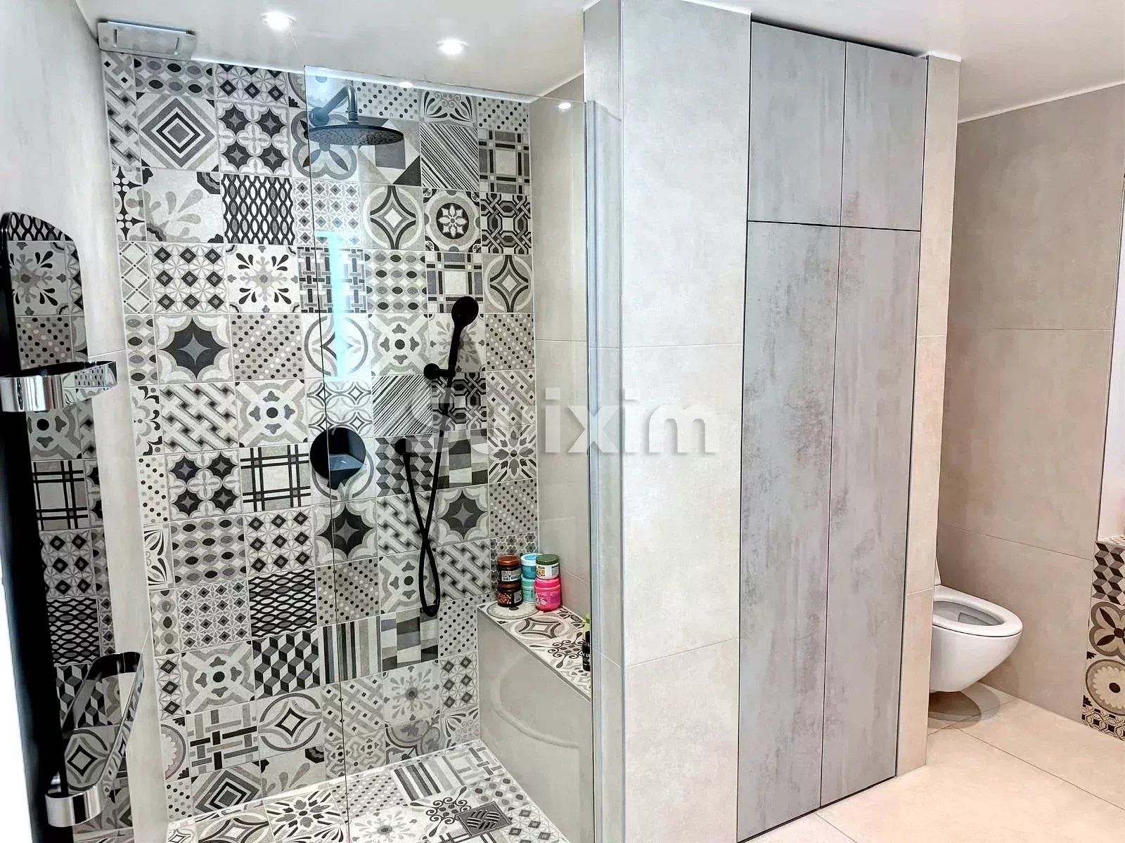 house 7 Rooms for sale on Laconnex (1287)