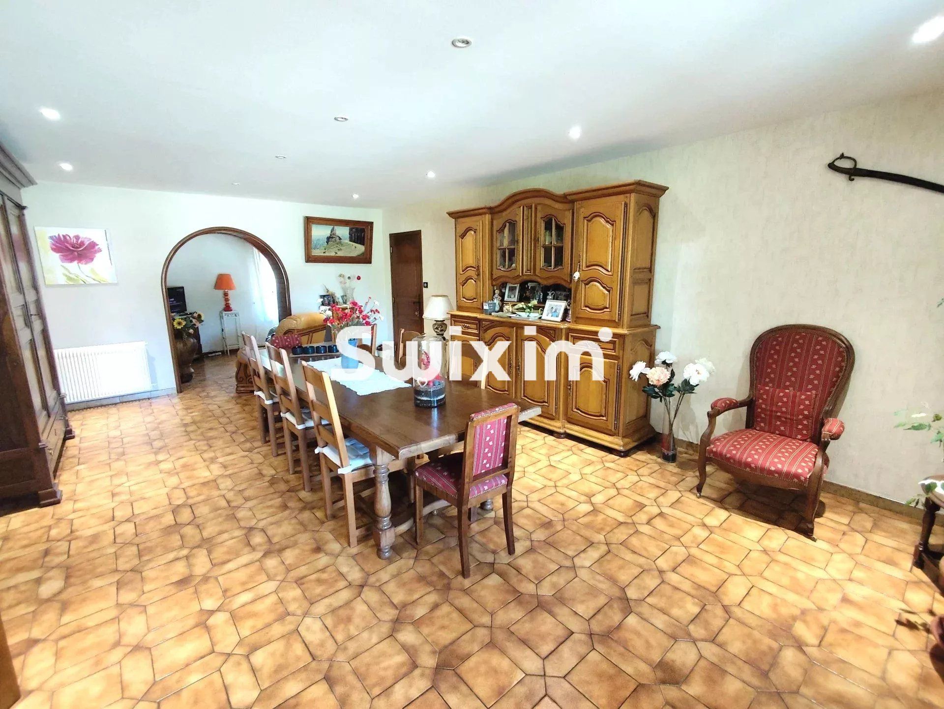 house 6 Rooms for sale on Louhans (71500)