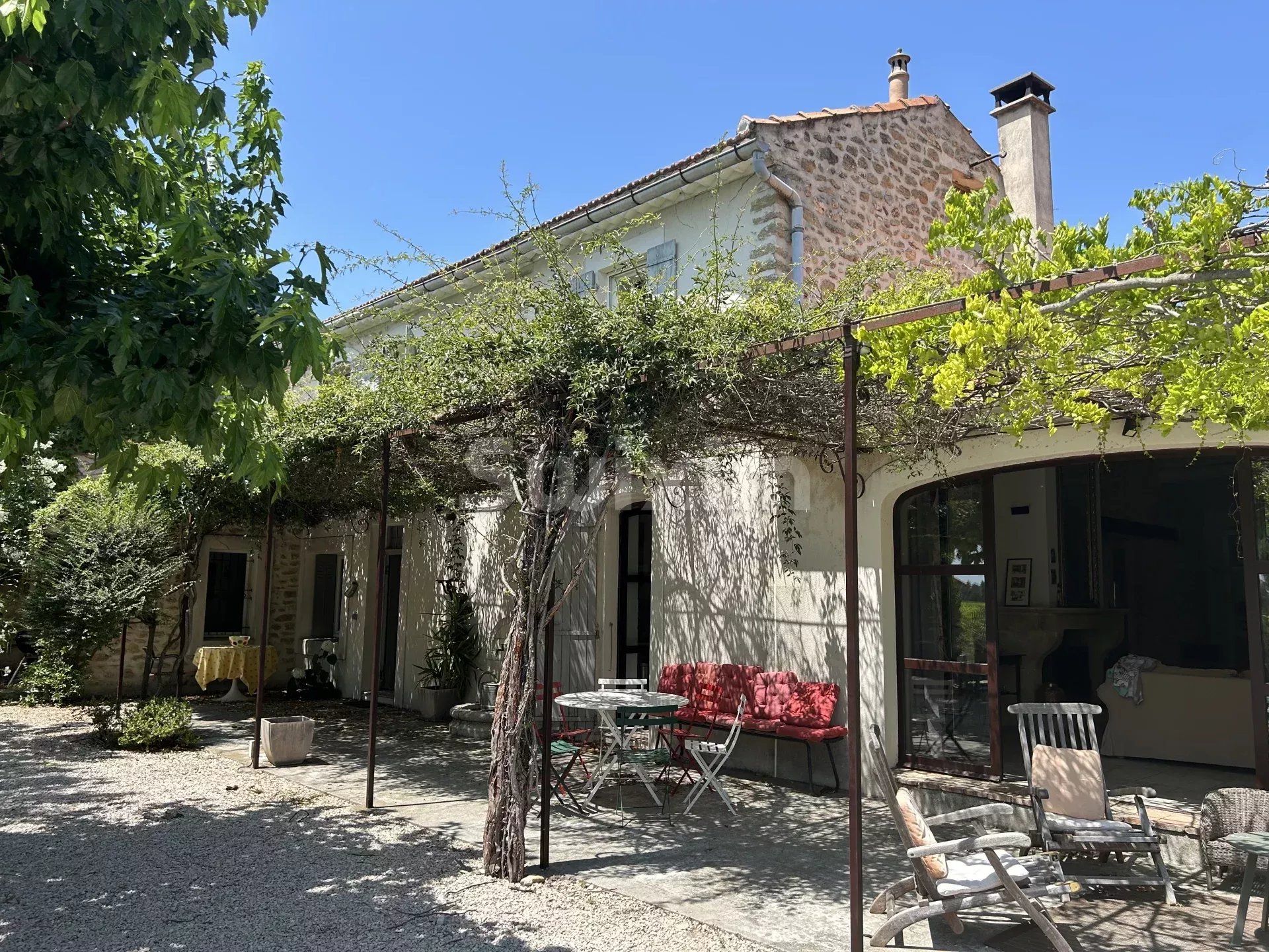 bastide 8 Quartos para venda sobre Sainte-Cécile-les-Vignes (84290)