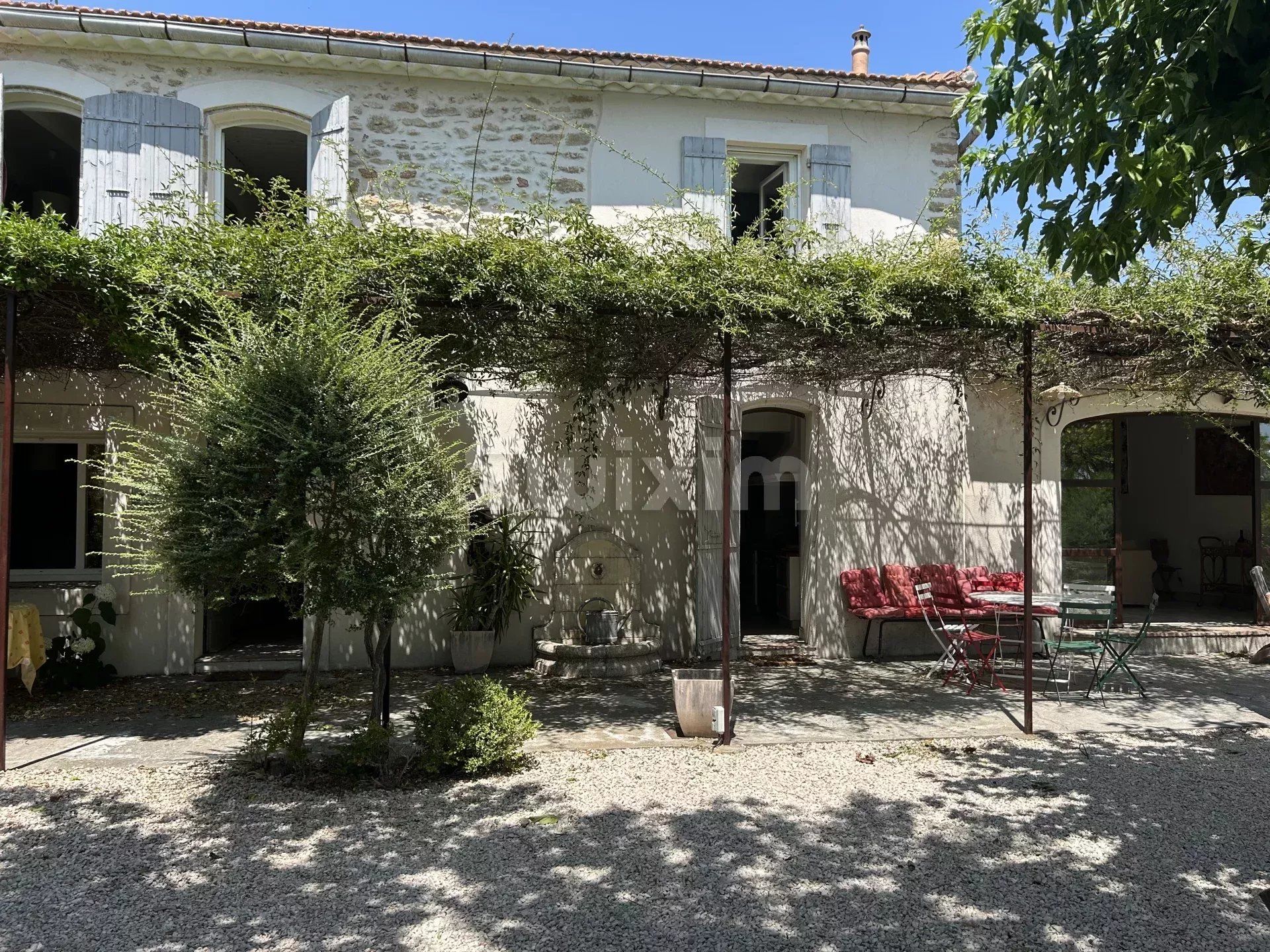 bastide 8 Quartos para venda sobre Sainte-Cécile-les-Vignes (84290)