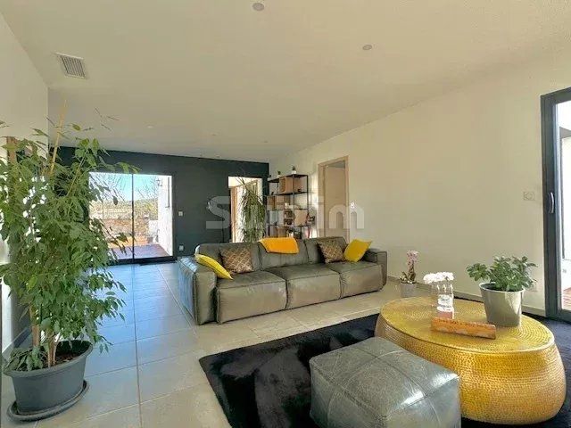 villa 4 Rooms for sale on Alès (30100)