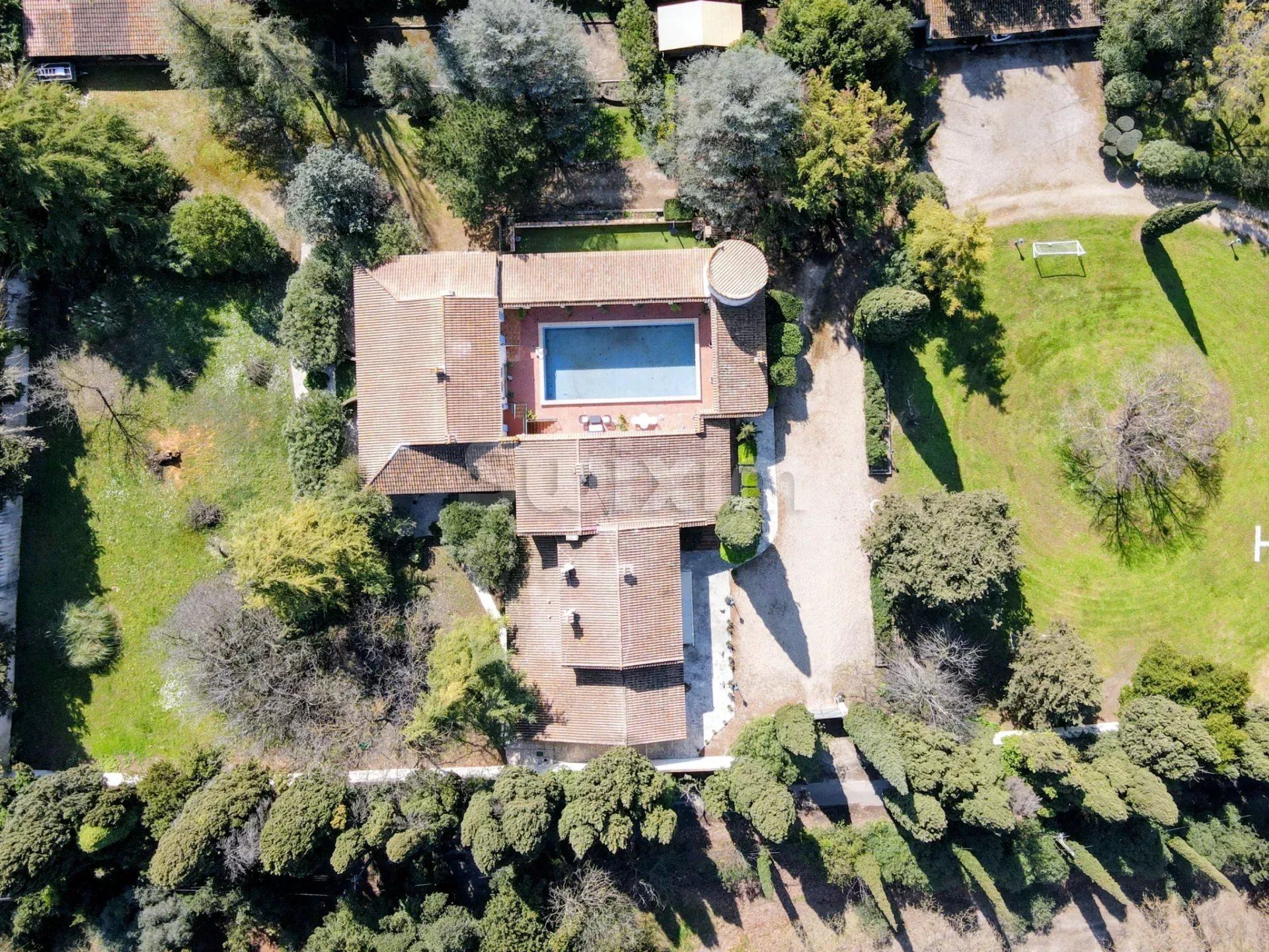 proprietà 30 Camere in vendita su Nîmes (30000)