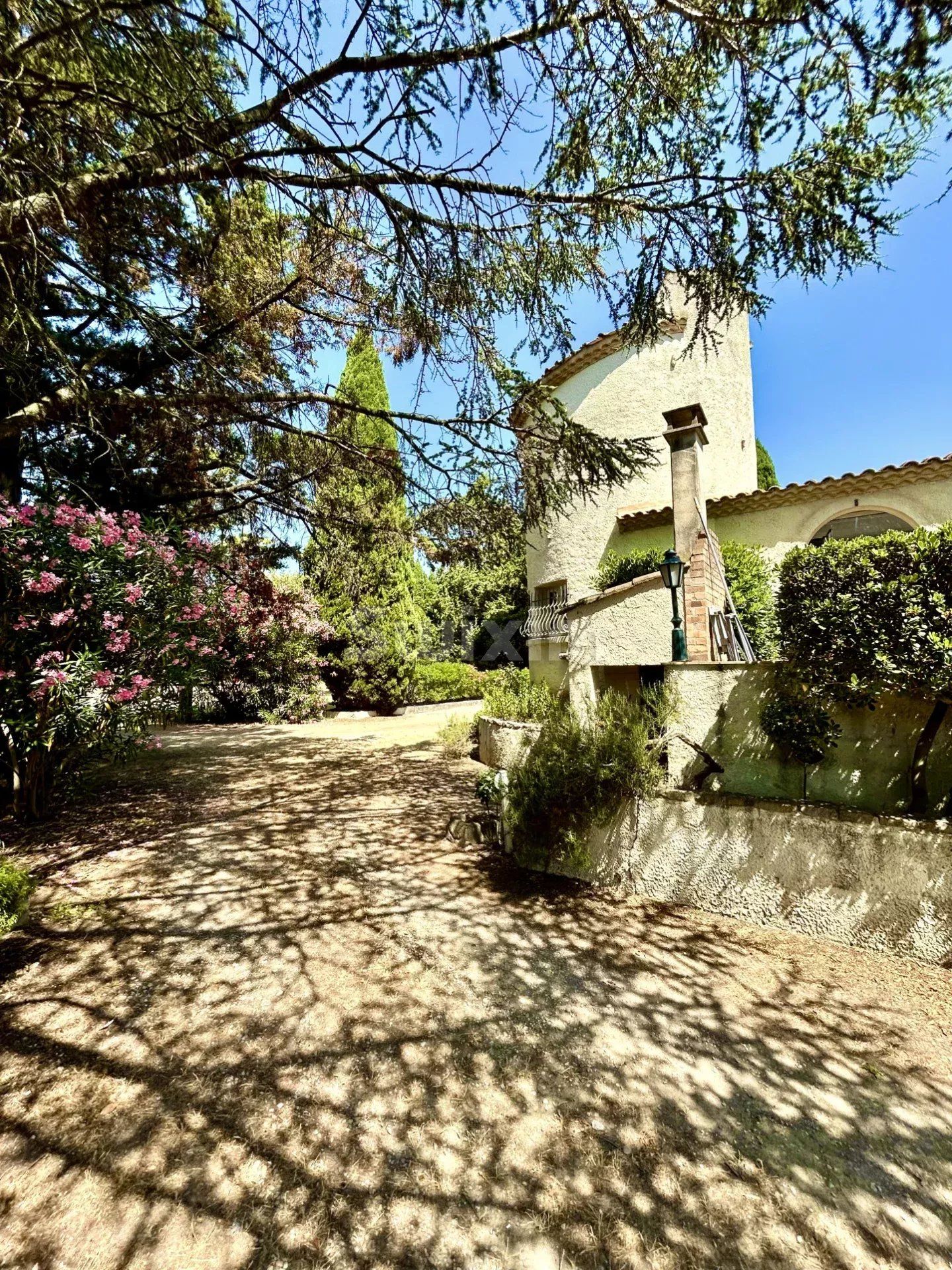 proprietà 30 Camere in vendita su Nîmes (30000)
