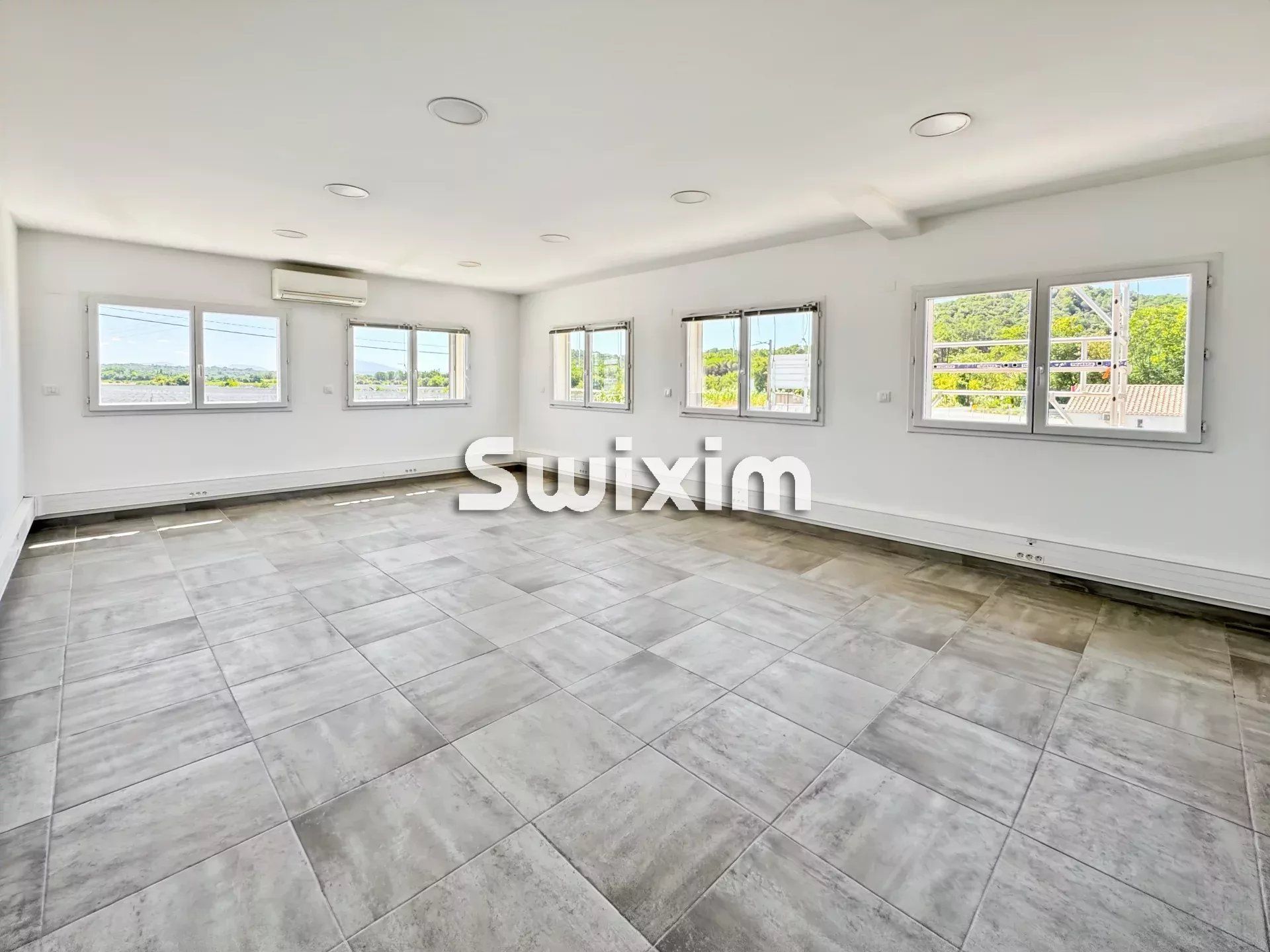 locale professionale 4 Camere in affitto su Saint-Restitut (26130)