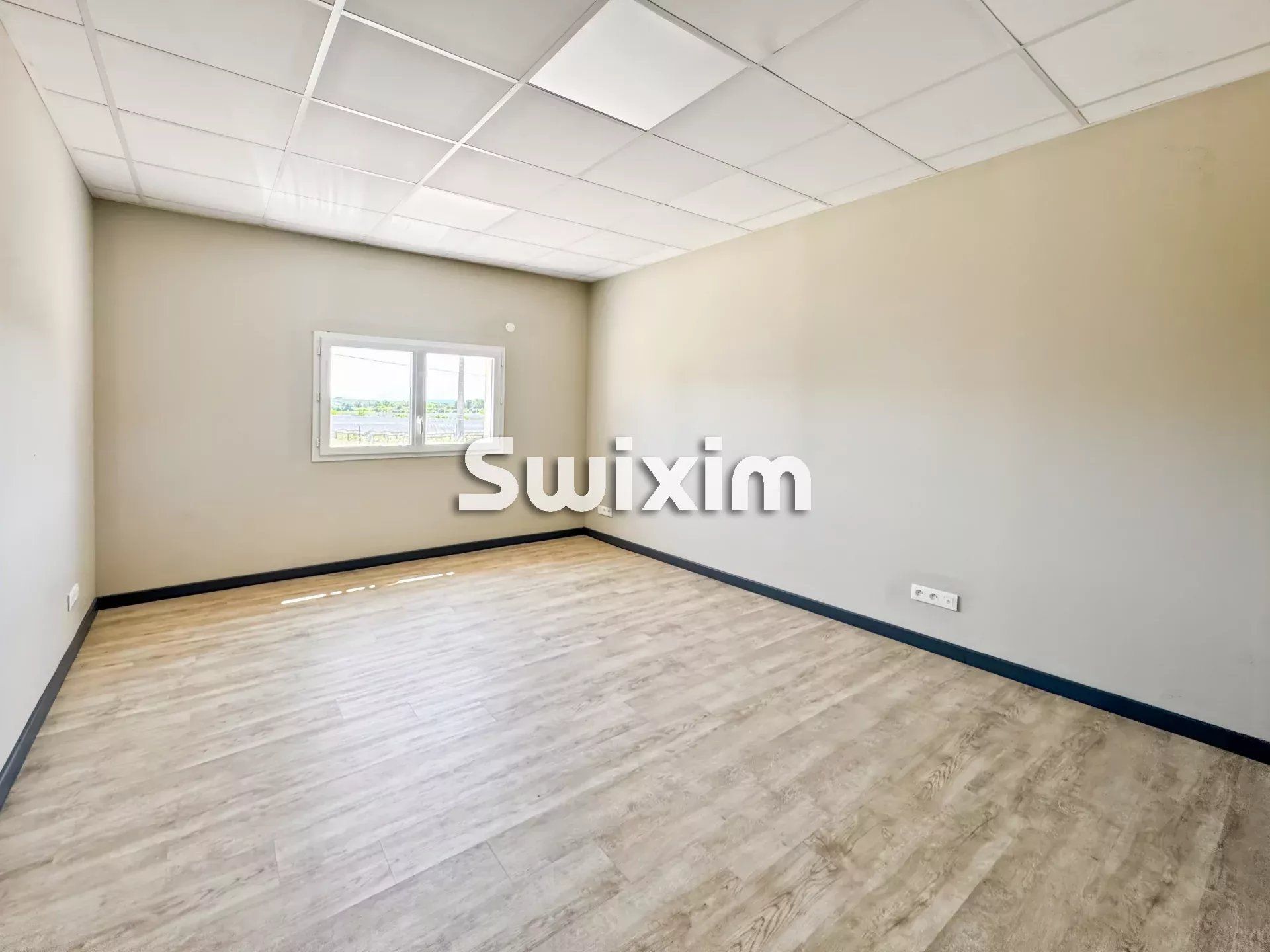 locale professionale 4 Camere in affitto su Saint-Restitut (26130)